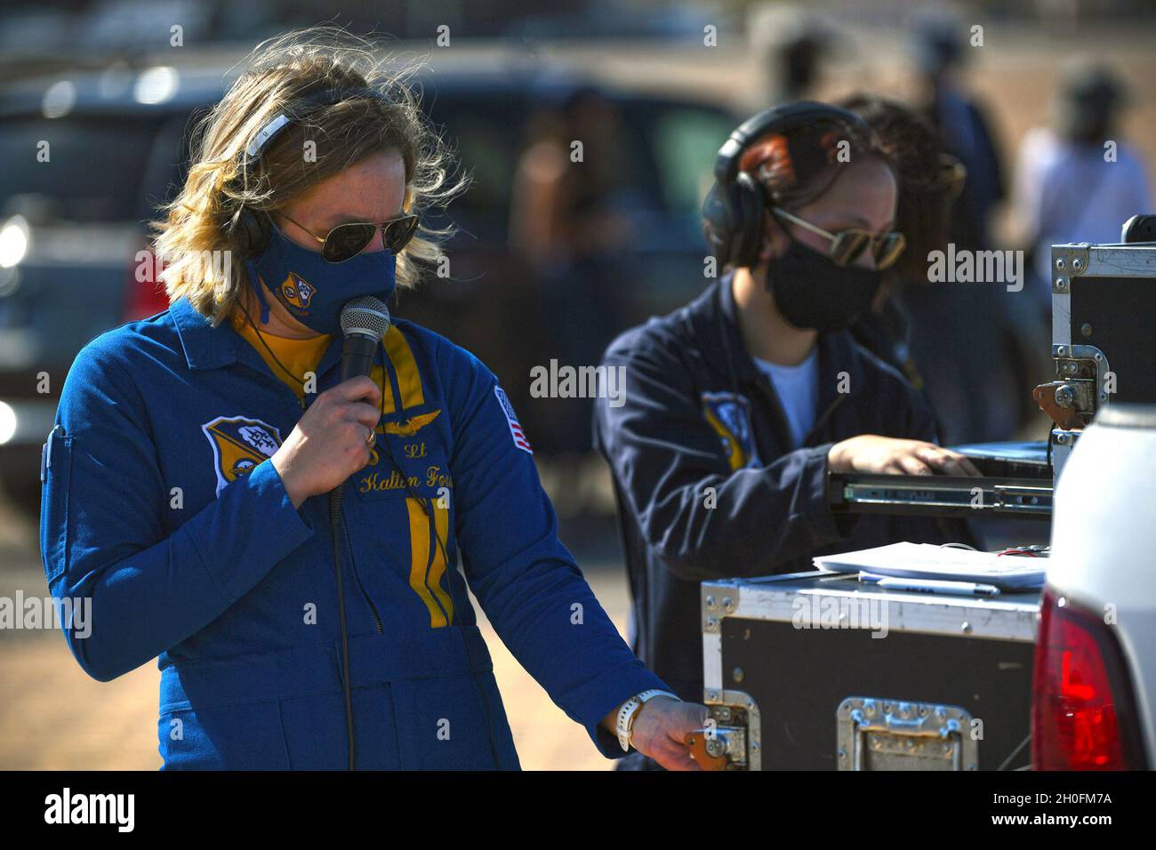 210226-N-AS200-1448 El Centro, California (dal 26, 2021) Lt. Katlin Foster, coordinatore eventi dello Squadrone dimostrativo di volo della Marina degli Stati Uniti, i Blue Angels conduce le operazioni di supporto di terra durante le dimostrazioni di volo di addestramento invernali dei Blue Angels alla struttura aerea navale (NAF) El Centro, 26 febbraio 2021. Foto Stock