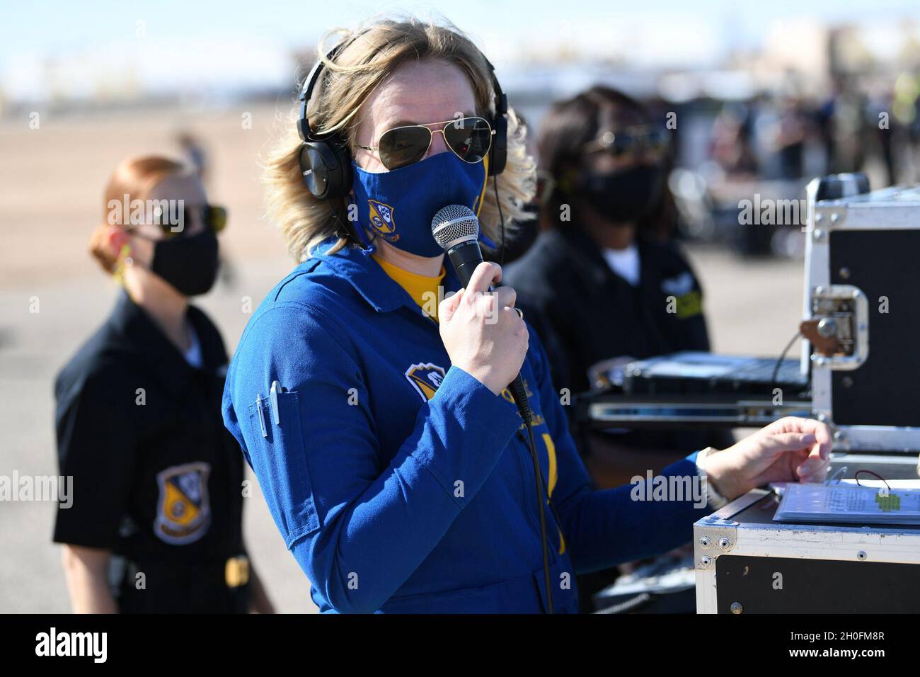 210226-N-AS200-1443 El Centro, California (dal 26, 2021) Lt. Katlin Foster, coordinatore eventi dello Squadrone dimostrativo di volo della Marina degli Stati Uniti, i Blue Angels conduce le operazioni di supporto di terra durante le dimostrazioni di volo di addestramento invernali dei Blue Angels alla struttura aerea navale (NAF) El Centro, 26 febbraio 2021. Foto Stock