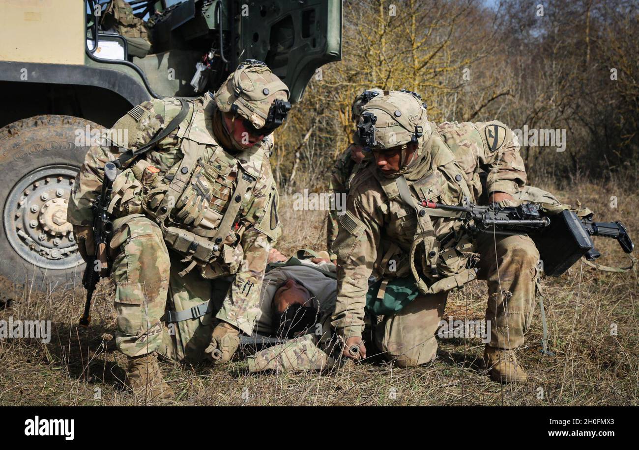 I soldati dell'esercito degli Stati Uniti assegnati al Battaglione di supporto della Brigata 115, la prima squadra di combattimento della Brigata Armored, la prima divisione di Cavalry evacuano una vittima durante la risoluzione combinata XV all'area di addestramento di Hohenfels, Germania il 26 febbraio 2021. Combined Resolve XV è un'esercitazione multinazionale diretta dal Dipartimento della sede centrale dell'Esercito, progettata per costruire la prima squadra di combattimento delle Brigate Armored, la disponibilità della prima Divisione Cavalleria e migliorare l'interoperabilità con le forze alleate per combattere e vincere contro qualsiasi avversario. Foto Stock