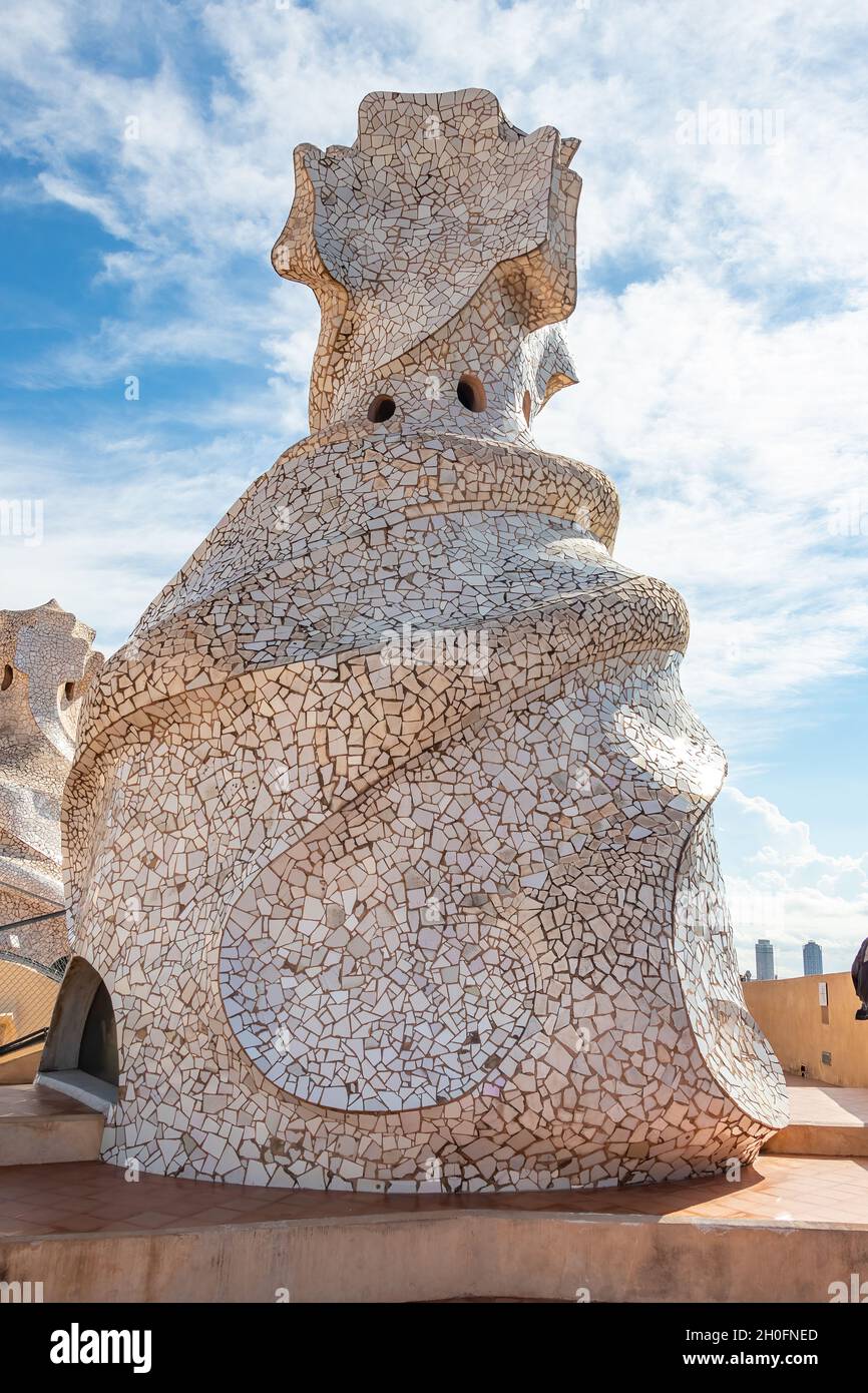 Camino nel tetto di Casa Mila, la Pedrera o 'la cava di pietra', è un edificio modernista a Barcellona, Catalogna, Spagna. Era l'ultima re privata Foto Stock