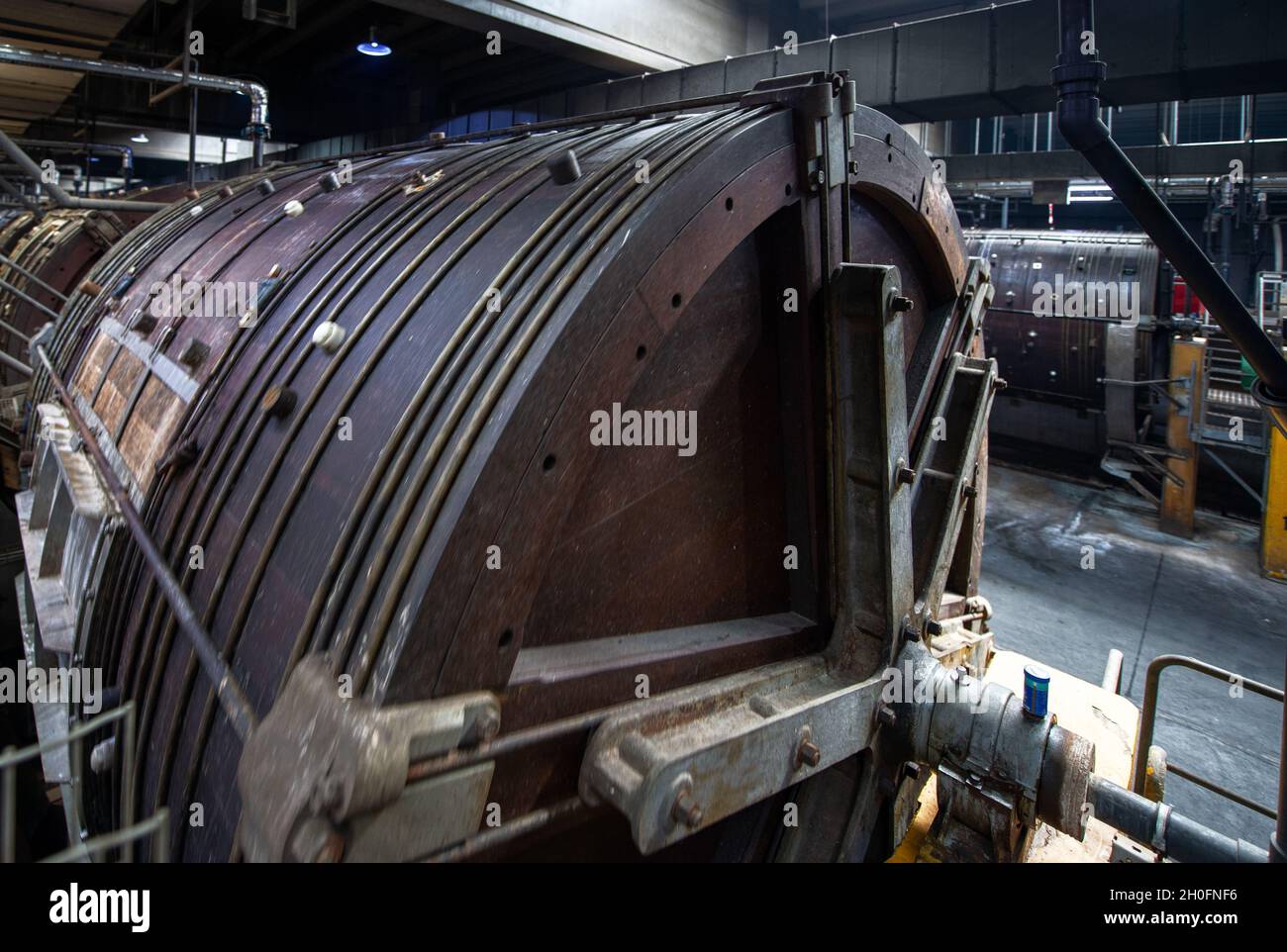 Officina di cuoio. Grandi barili in legno per la concia di cuoio bovino Foto Stock