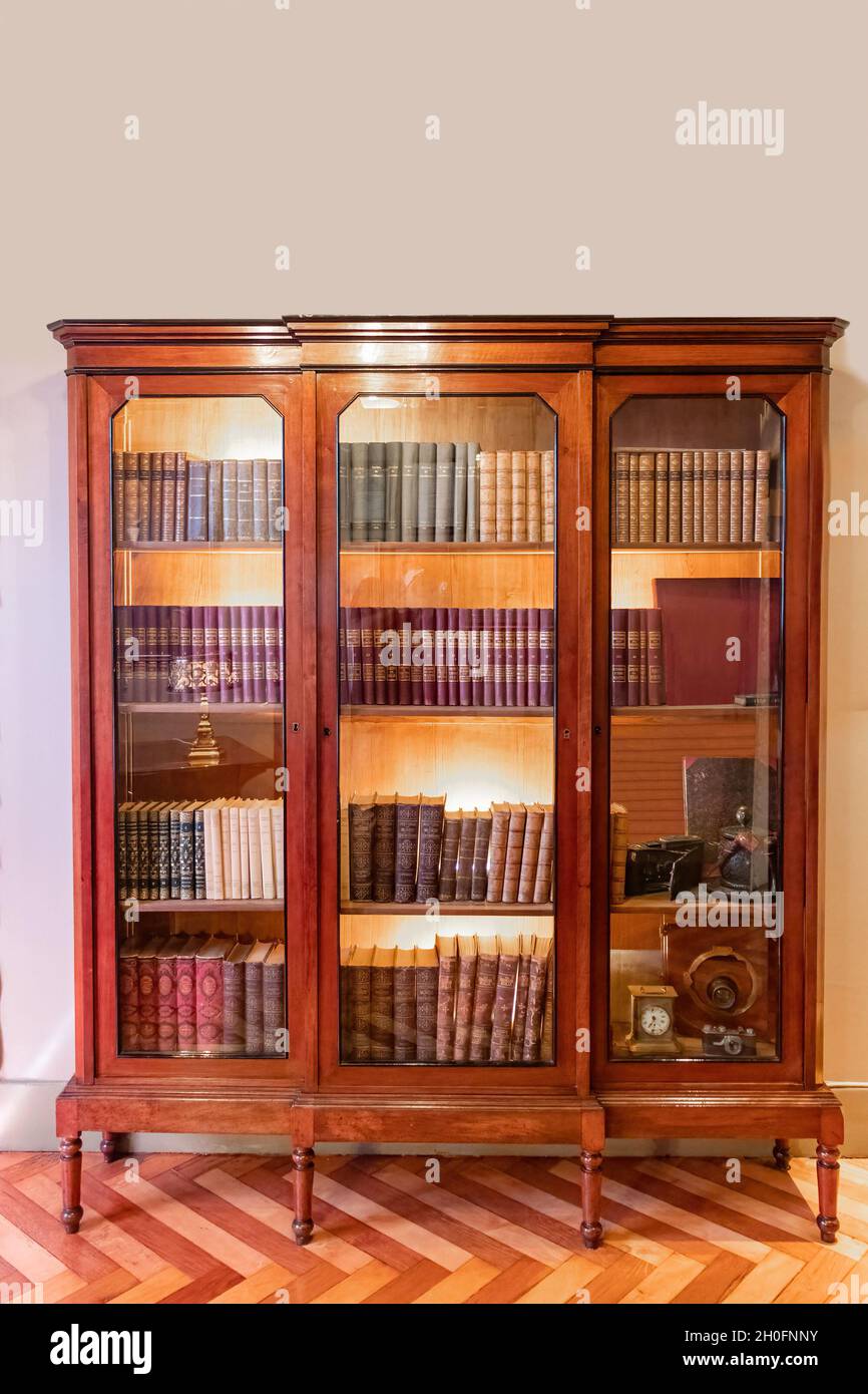 Una vecchia libreria con libri e porte di vetro Foto Stock