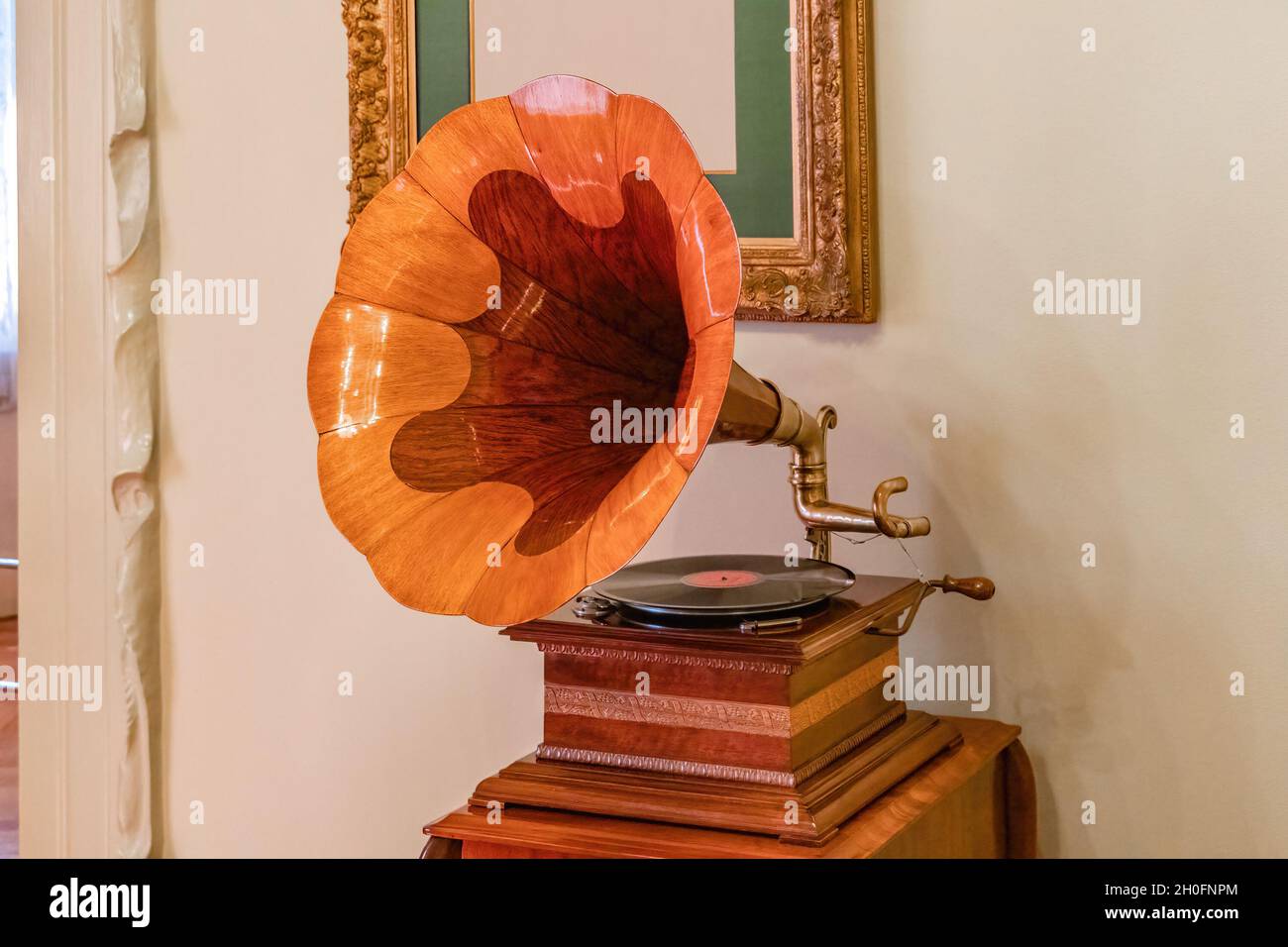 Antico gramofono in legno. Il Gramophone o fonografo è un dispositivo per la registrazione meccanica e la riproduzione del suono Foto Stock