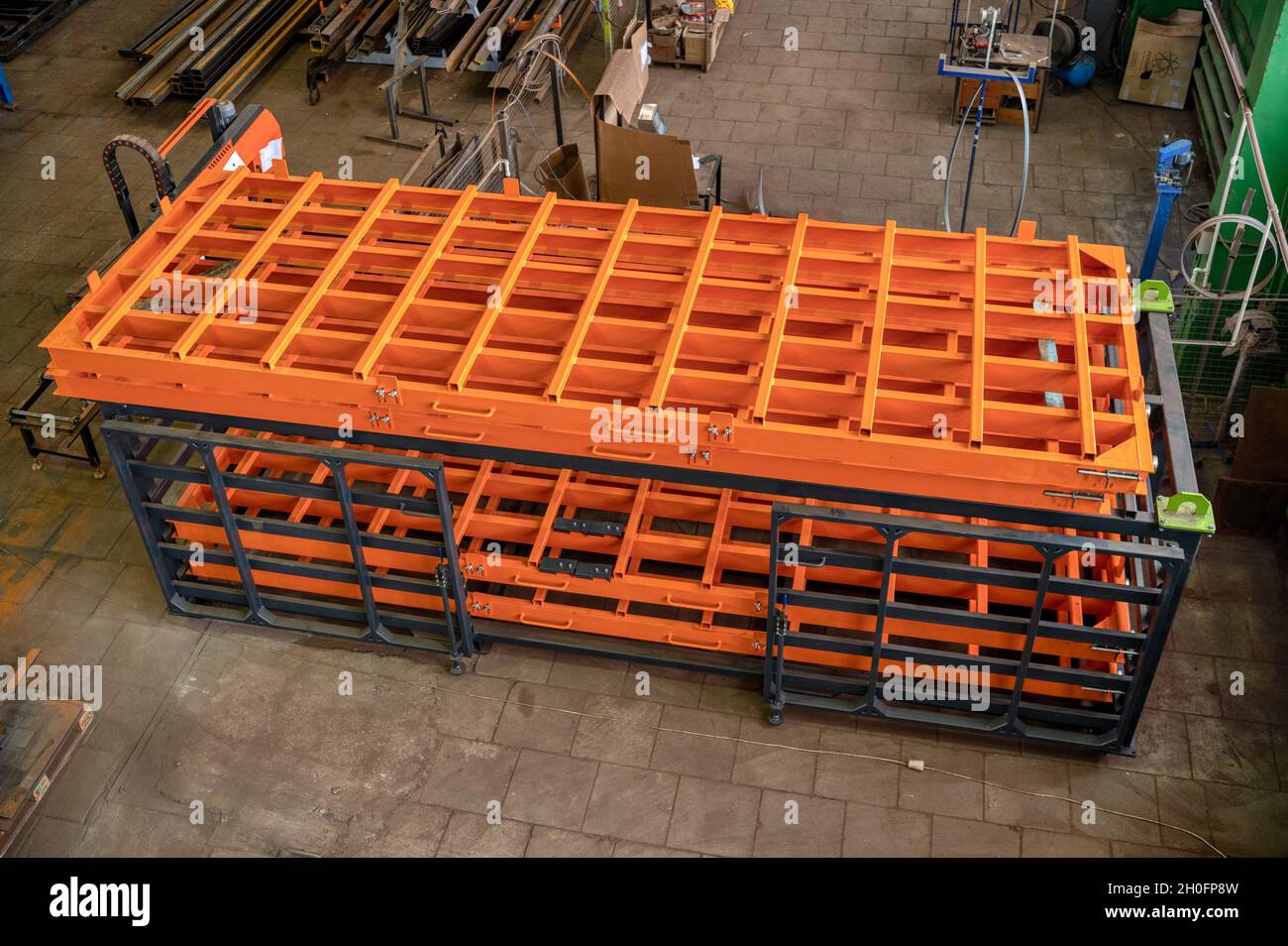 Stabilimento di assemblaggio di tralicci metallici. Produzione di saldatura e assemblaggio Foto Stock