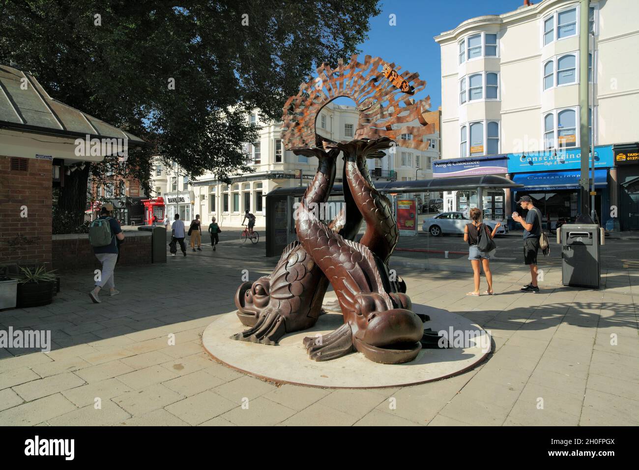 "Onde di compassione", una scultura di Steve Geliot, Norfolk Square, Brighton e Hove. Foto Stock