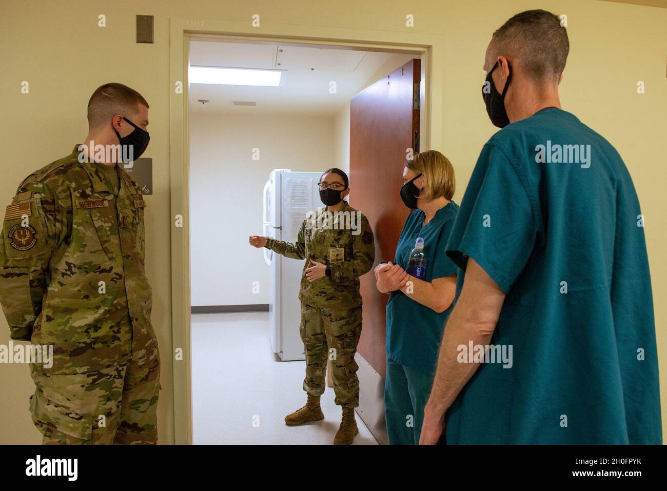 U.S. Air Force Airman 1a classe Jaqueline Rocha, seconda da sinistra, 673d Inpatient Operations Squadron Mental Health Technician, e 2nd. John Sherwood, sinistra, 673d IPTS Mental Health infermiera, breve U.S. Air Force col. Kirsten Aguilar, seconda da destra, Joint base Elmendorf-Richardson e 673d Air base Wing comandante, E il Capo dell'Aeronautica militare degli Stati Uniti, Master Sgt. Lee Mills, JBER e 673d ABW comandano capo, durante un'immersione 673d IPTS a JBER, Alaska, 26 febbraio 2021. Il tour ha familiarizzato la leadership di base con il 673d IPTS e il suo ruolo nel supporto della preparazione. Il 673d IPTS offre una gamma completa di medi Foto Stock