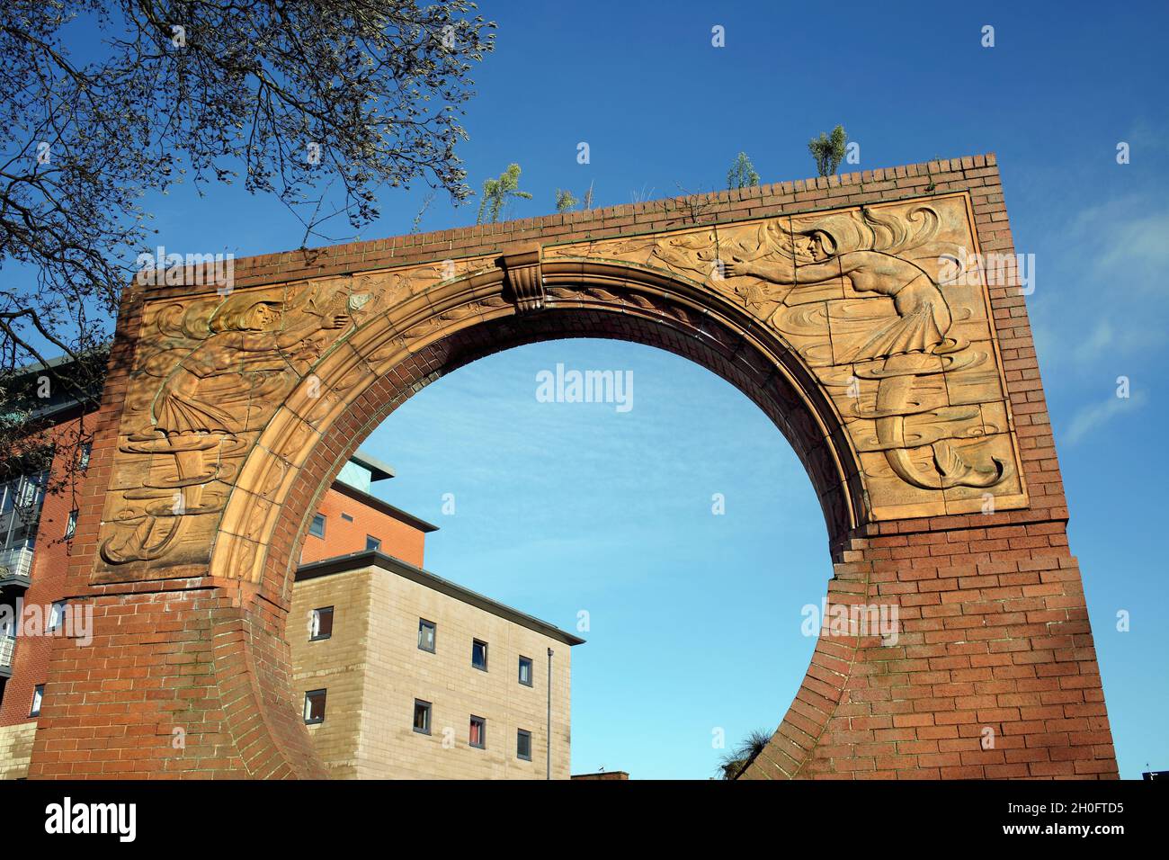 Rilievo di terracotta di J. W. Neatby di mermaids (con pinne, pesce e ondine d'acqua), su un arco di West Bridge, Leicester. Foto Stock