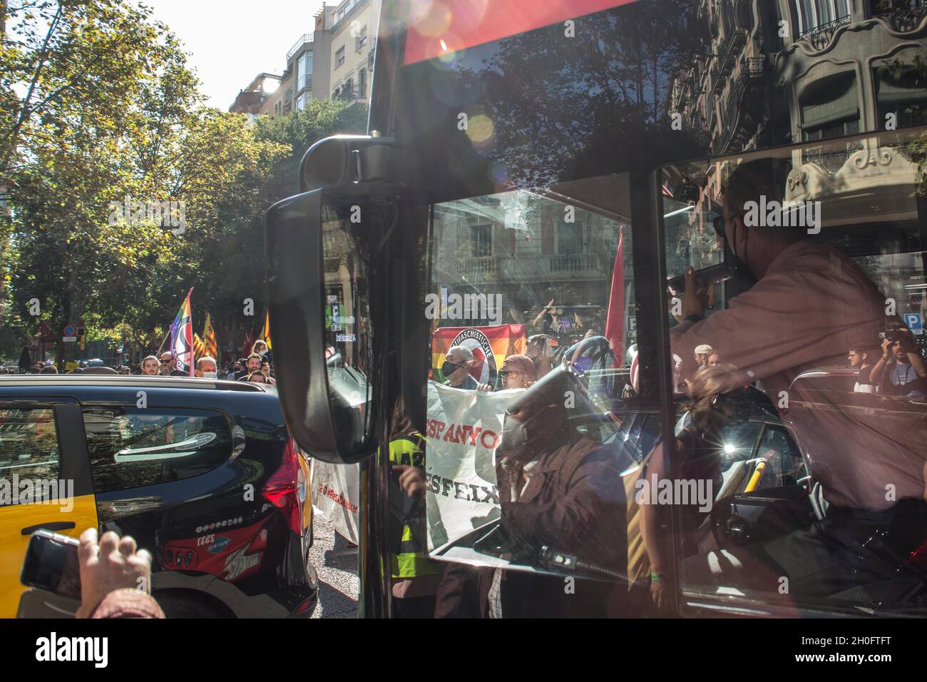 Barcellona, Catalogna, Spagna. 12 ottobre 2021. I manifestanti sono visti tagliare la strada di fronte a bus.Some 400 persone da gruppi anti-fascisti hanno chiamato una manifestazione contro gli eventi del 12 ottobre, giorno ispanico a Barcellona. I manifestanti sono andati nella direzione di alcuni di questi atti, ma la polizia li ha impediti in tutte le occasioni. (Credit Image: © Thiago Prudencio/DAX via ZUMA Press Wire) Foto Stock