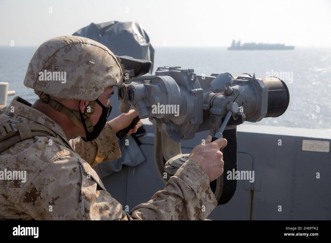 210227-M-JX780-1096 BAB EL-MANDEB STRAIT (FEB 27, 2021) – U.S. Marine Corps CPL. Jayden Erie, un missileman anticarro con armi Company, Battalion Landing Team 1/4, 15th Marine Expeditionary Unit (MEU), cerca contatti di superficie a bordo della nave da trasporto anfibio USS Somerset (LPD 25) durante un transito Strait di Bab el-Mandeb, febbraio 27. Somerset, parte del Makin Island Amphibious Ready Group, e il 15° MEU sono dislocati nella 5th Fleet USA di operazioni a sostegno delle operazioni navali per garantire la stabilità e la sicurezza marittima nella regione centrale, collegando il Mediterraneo Foto Stock
