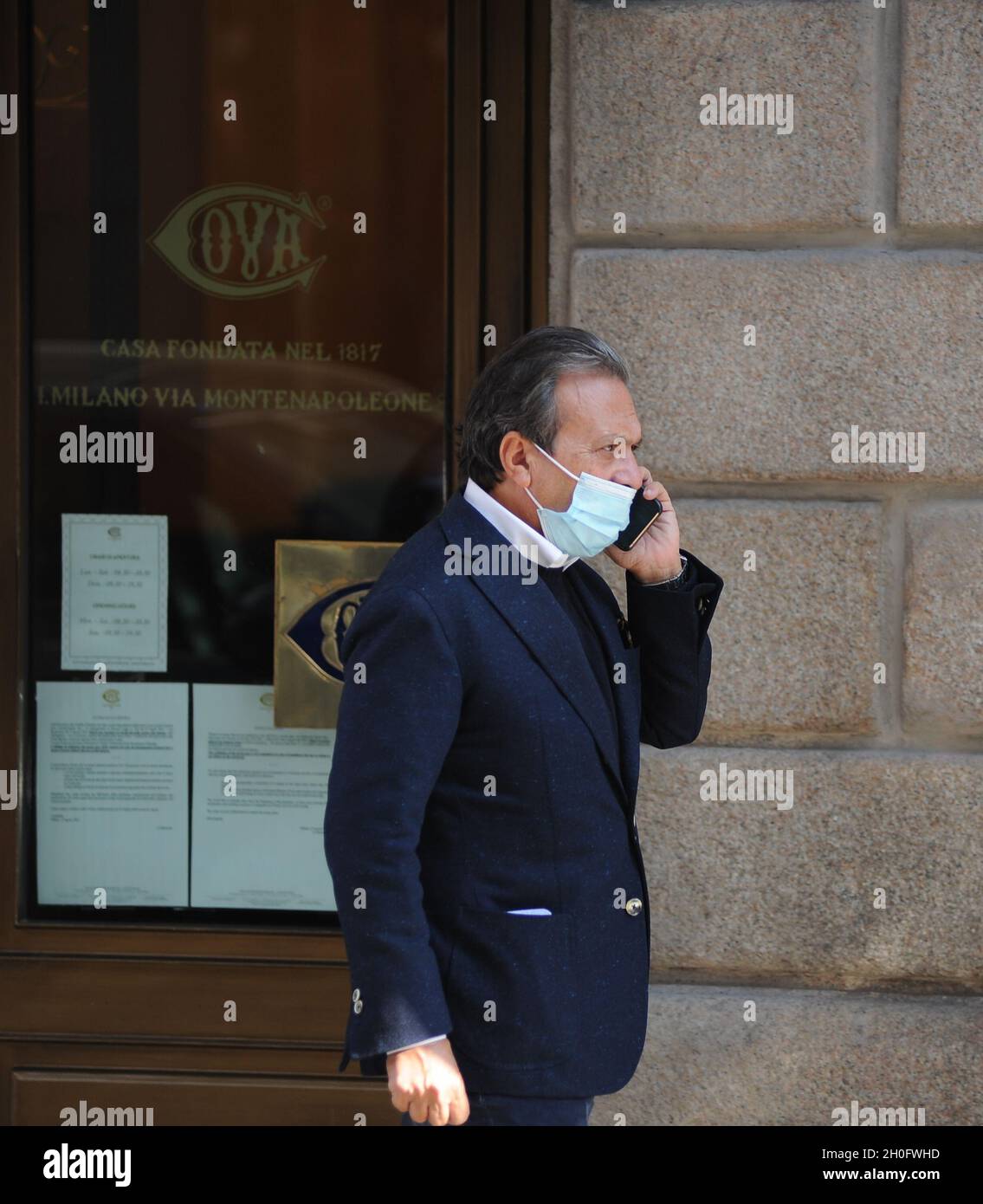 Milano, . 12 ottobre 2021. Milano, 12-10-2021 Piero Chiambretti è a piedi in centro con un amico Credit: Independent Photo Agency/Alamy Live News Foto Stock