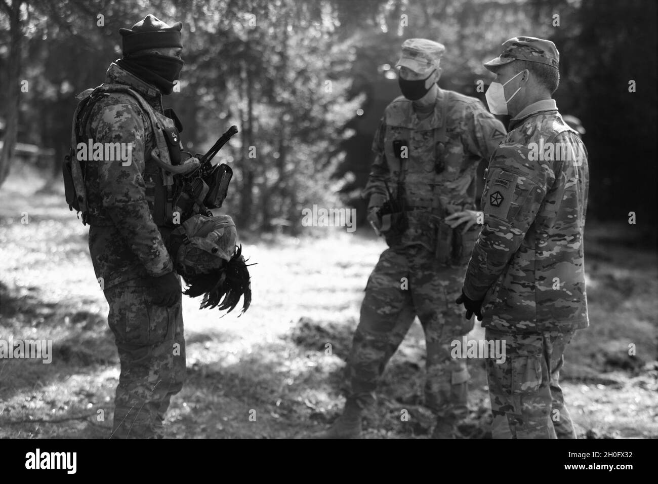 Vincenzo De Leo (a sinistra), XI comandante del Regiment della fanteria italiana, briefs Gen. John S. Kolasheski (a destra), V comandante generale del corpo, e il Colon T. Murtha III (al centro), Comandante del Gruppo operativo del Centro di preparazione multinazionale congiunto, durante la risoluzione combinata XV, 28 febbraio 2021 presso l'Area di addestramento Hohenfels. Combined Resolve XV permette agli alleati e ai partner di connettersi - personalmente, professionalmente, tecnicamente e tatticamente - per creare forze più forti e più capaci durante i periodi di crisi. Foto Stock