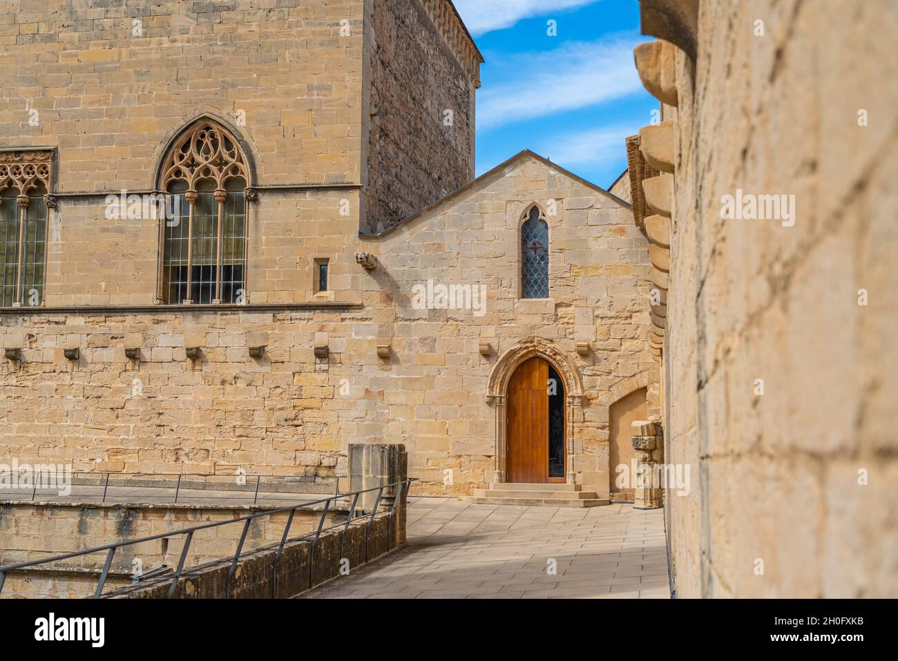 Passeggiando attraverso il monastero cistercense del XII secolo di Santa Maria de Poblet, Catalogna. Foto Stock