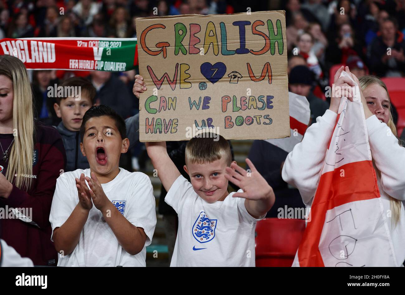 Londra, Inghilterra, 12 ottobre 2021. I tifosi inglesi durante la partita di qualificazione alla Coppa del mondo FIFA al Wembley Stadium di Londra. Il credito d'immagine dovrebbe essere: David Klein / Sportimage Foto Stock