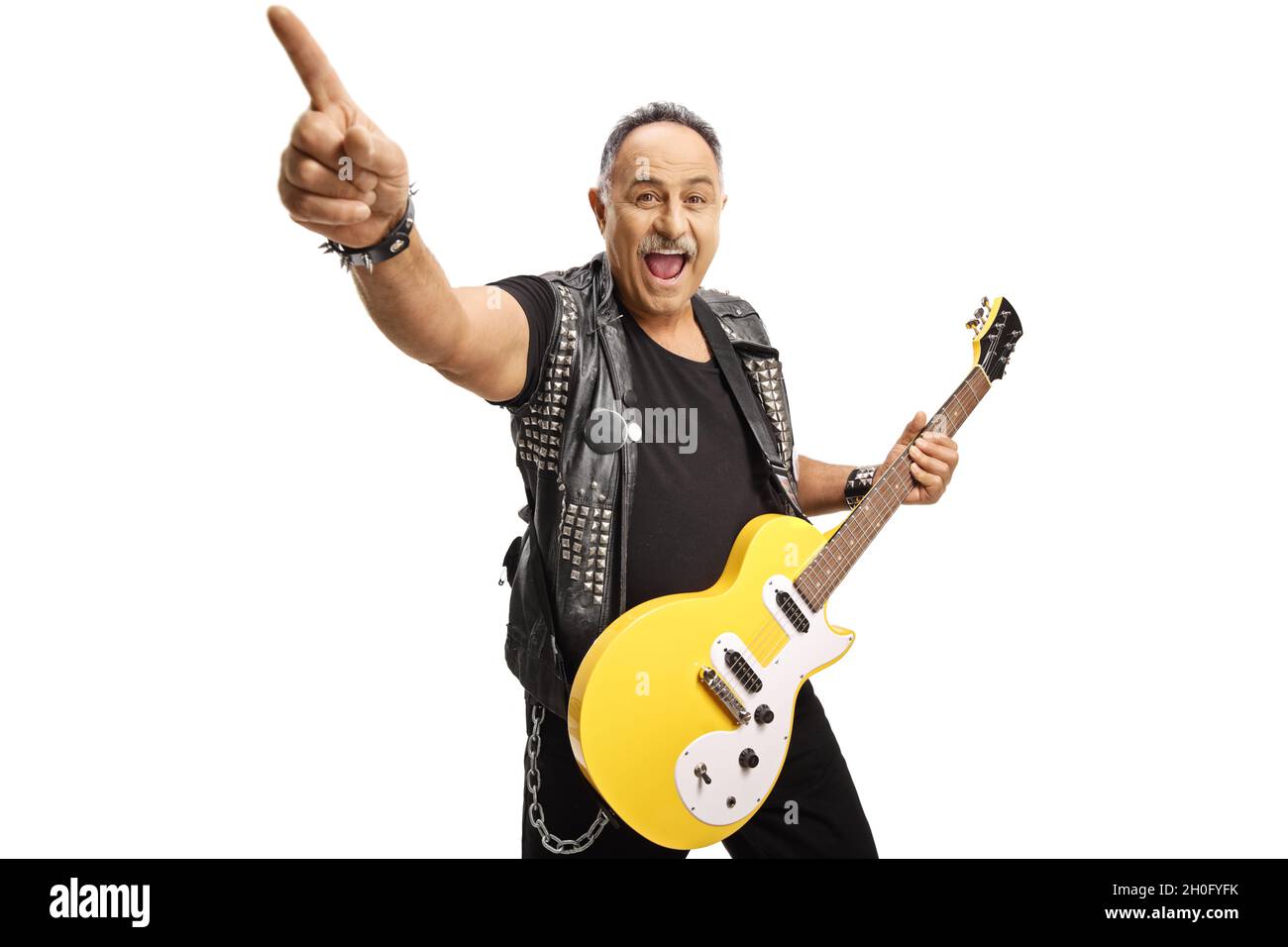 Chitarrista rock con una chitarra elettrica che punta con un dito isolato su sfondo bianco Foto Stock