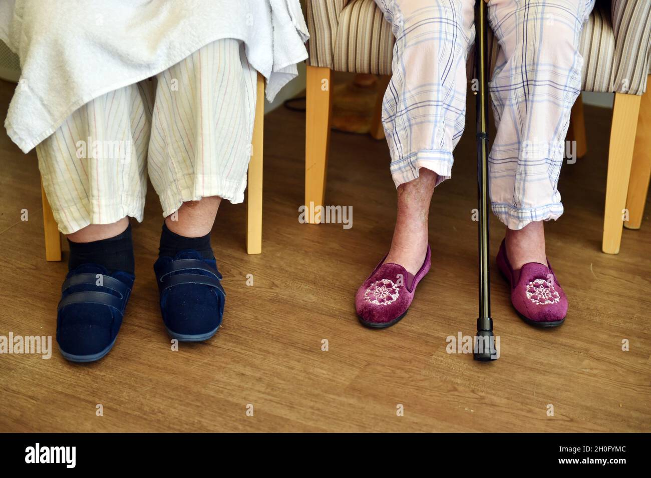 Piedi di anziani residenti in una casa di cura Regno Unito Foto Stock