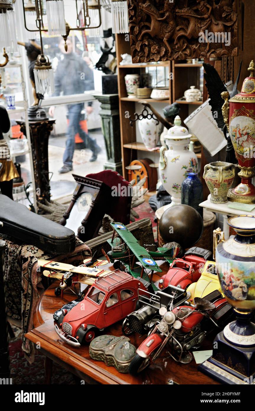 Vari articoli al mercato delle pulci di Ecseri a Budapest, Ungheria Foto Stock