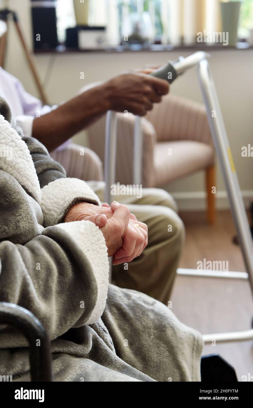 Primo piano di mani di residenti in una casa di cura Foto Stock