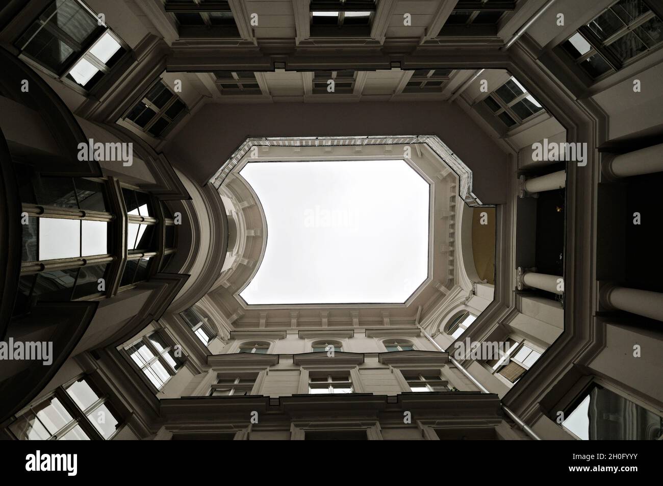 Cortile aperto di un edificio a Budapest, Ungheria Foto Stock