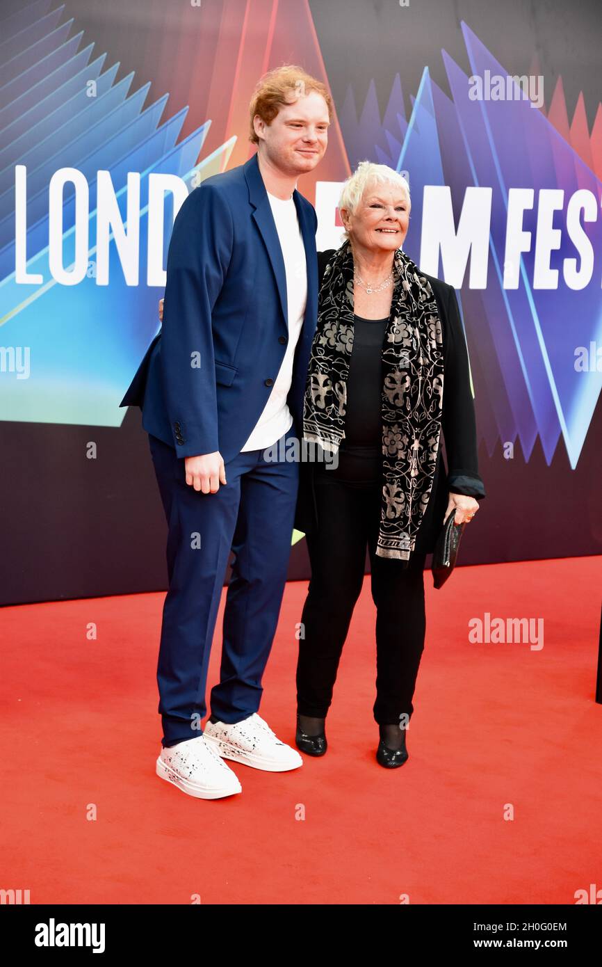 Londra, Regno Unito. Dame Judi Dench con il nipote Sam Williams. Belfast - American Airlines Gala, BFI London Film Festival, Royal Festival Hall, Southbank, Regno Unito Foto Stock
