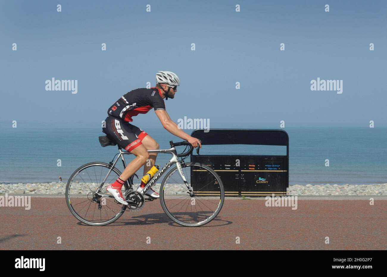 CICLISMO A CAVALLO SUL LUNGOMARE DI LLANDUDNO GALLES REGNO UNITO RE ESERCIZIO MENTE STRESS RELAX SPORT ECC Foto Stock
