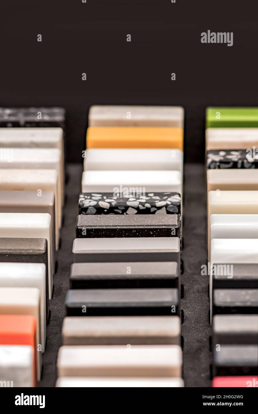 Campioni di pietra artificiale decorativa, primo piano. Campioni di pietra per i piani di cucina o bagno, arredamento moderno Foto Stock