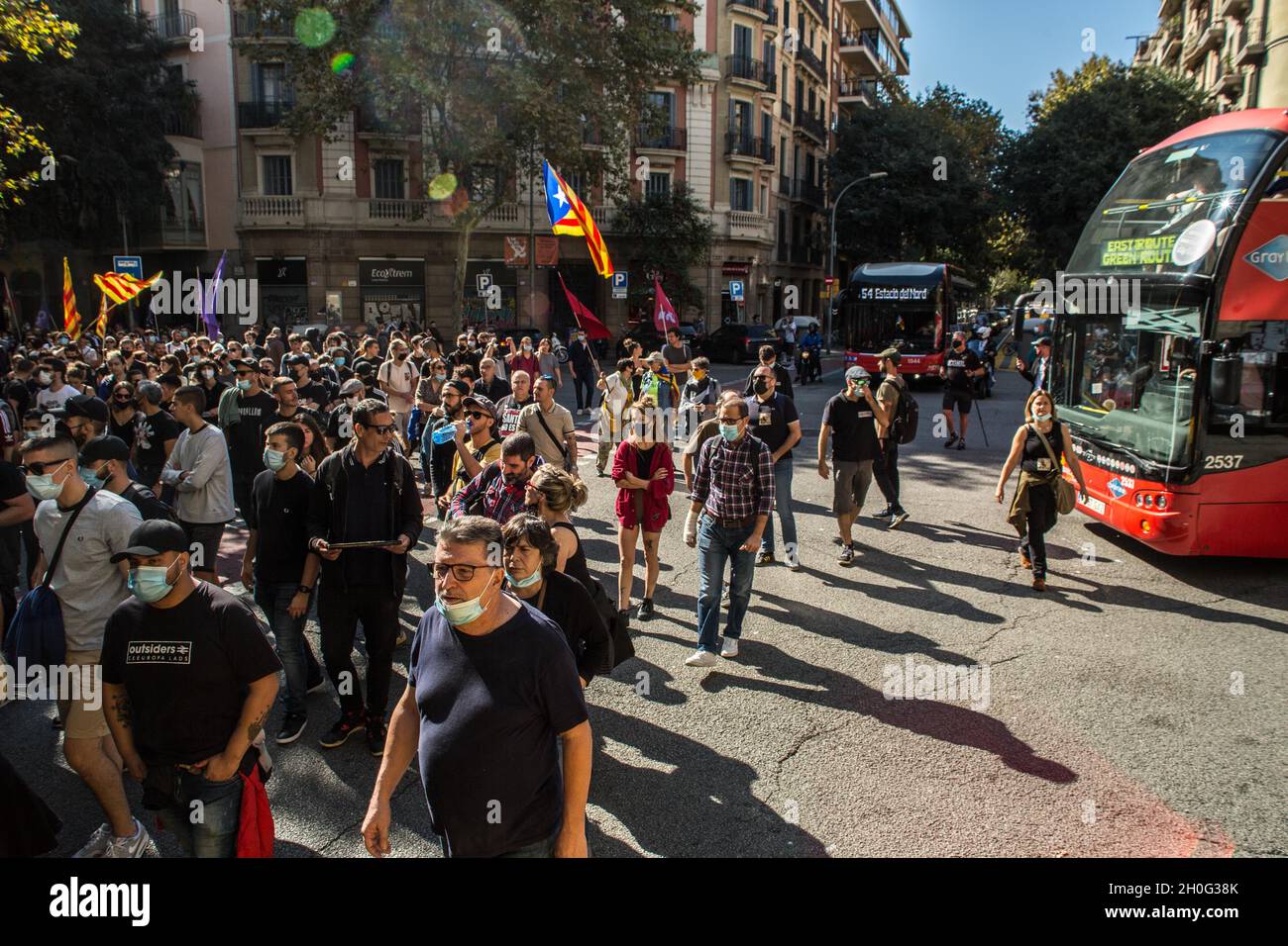 Barcellona, Spagna. 12 ottobre 2021. I manifestanti marciano per le strade durante la manifestazione.persone provenienti da gruppi anti-fascisti hanno chiamato una manifestazione contro gli eventi del 12 ottobre, giorno ispanico a Barcellona. I manifestanti sono andati nella direzione di alcuni di questi atti, ma la polizia li ha impediti in tutte le occasioni. Credit: SOPA Images Limited/Alamy Live News Foto Stock