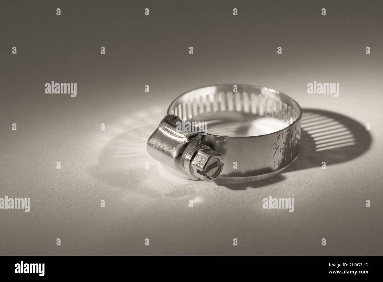 Primo piano astratto delle clip per tubo con attacco a vite senza fine Jubilee clip (queste non sono il vero marchio Jubilee). Per elementi di fissaggio fai da te, usi di metallo. Foto Stock