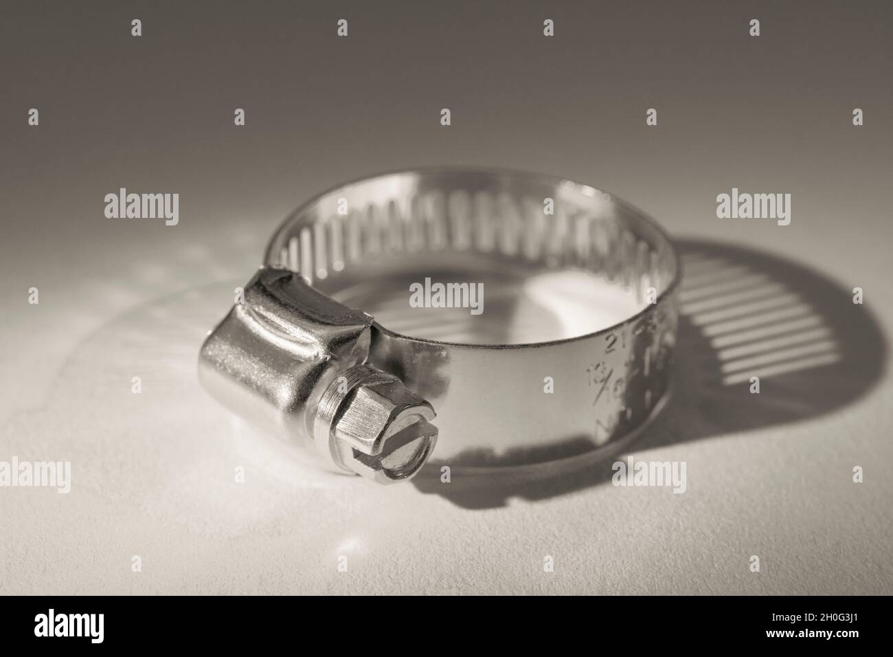 Primo piano astratto delle clip per tubo con attacco a vite senza fine Jubilee clip (queste non sono il vero marchio Jubilee). Per elementi di fissaggio fai da te, usi di metallo. Foto Stock