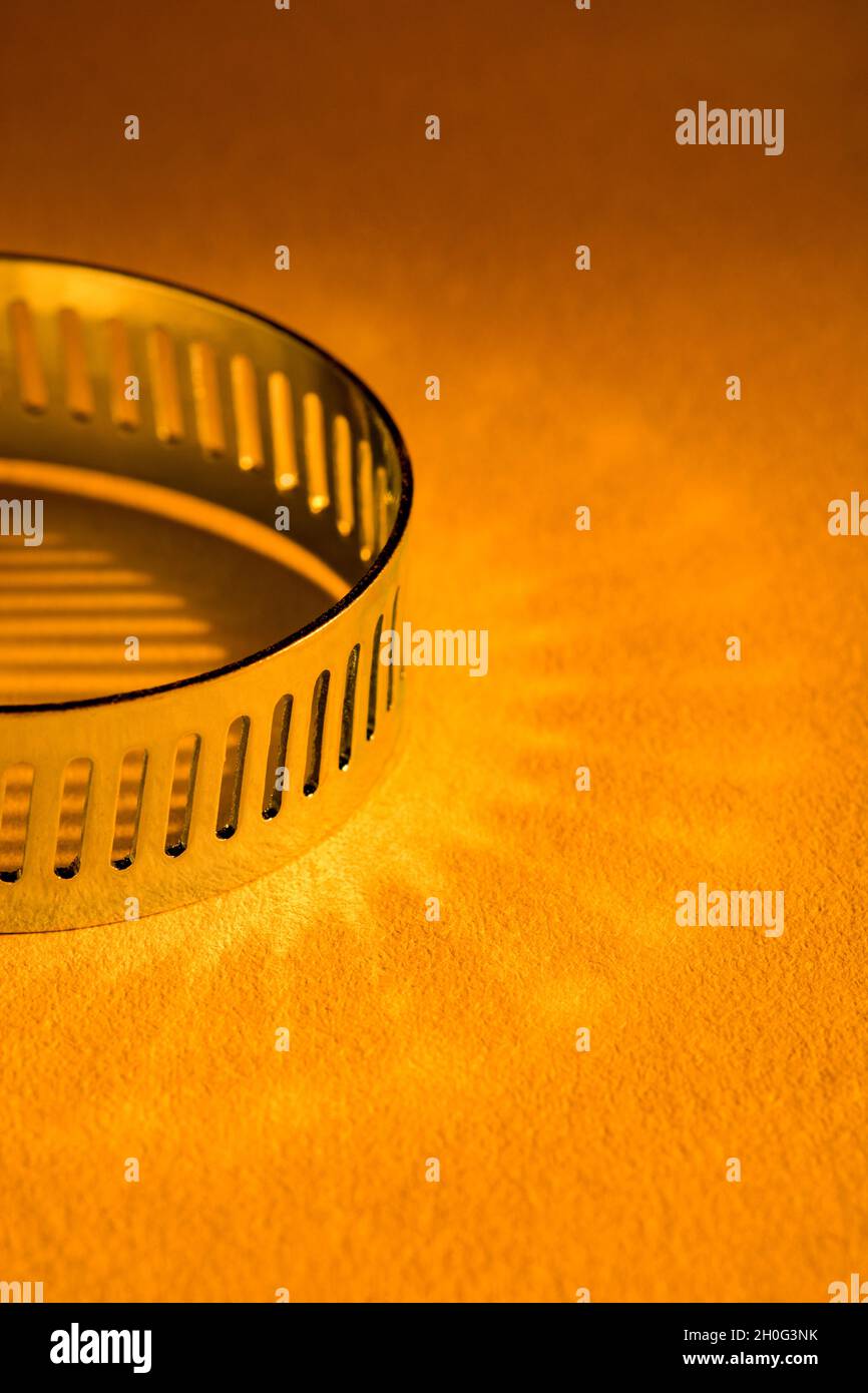 Primo piano astratto delle clip per tubo con attacco a vite senza fine Jubilee clip (queste non sono il vero marchio Jubilee). Per elementi di fissaggio fai da te, usi di metallo. Foto Stock