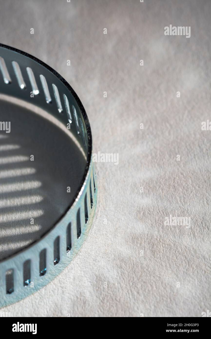 Primo piano astratto delle clip per tubo con attacco a vite senza fine Jubilee clip (queste non sono il vero marchio Jubilee). Per elementi di fissaggio fai da te, usi di metallo. Foto Stock