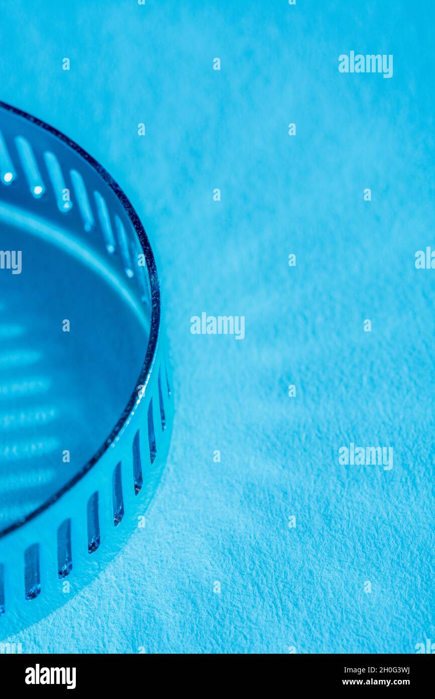 Primo piano astratto delle clip per tubo con attacco a vite senza fine Jubilee clip (queste non sono il vero marchio Jubilee). Per elementi di fissaggio fai da te, usi di metallo. Foto Stock