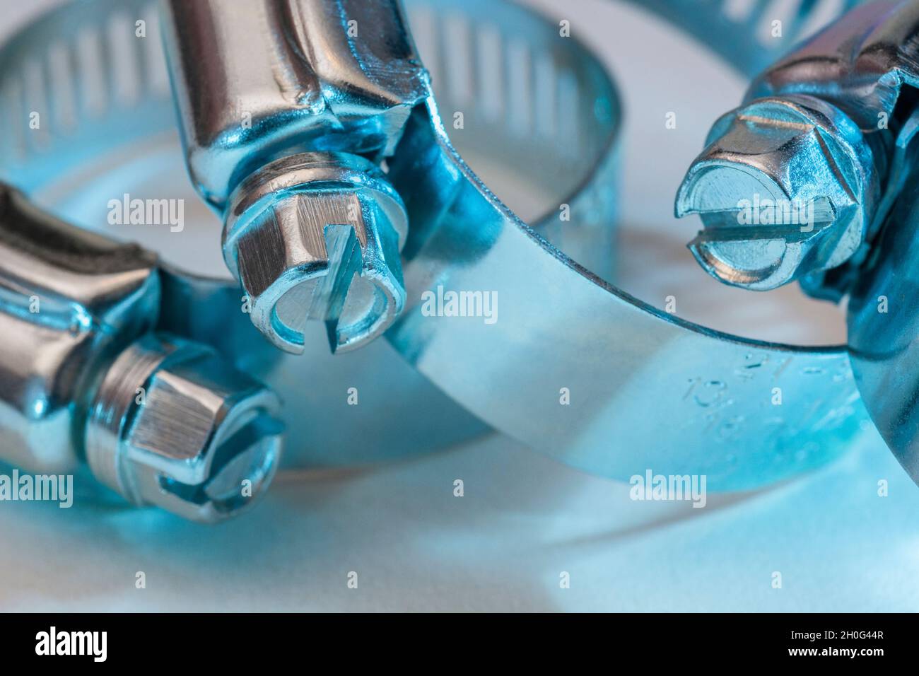 Scatto di chiusura del tipo di clip Jubilee di clip per tubo flessibile con attacco a vite senza fine (questi non sono il vero marchio Jubilee). Per il fissaggio fai-da-te, usi di metallo, in un idioma fisso. Foto Stock