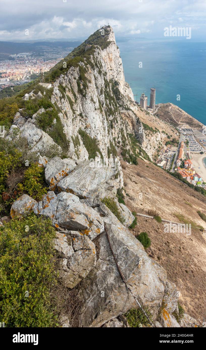 Una delle viste classiche della Rocca di Gibilterra, un promontario monolitico formato per lo più di calcare. Questa è la scogliera orientale. Foto Stock