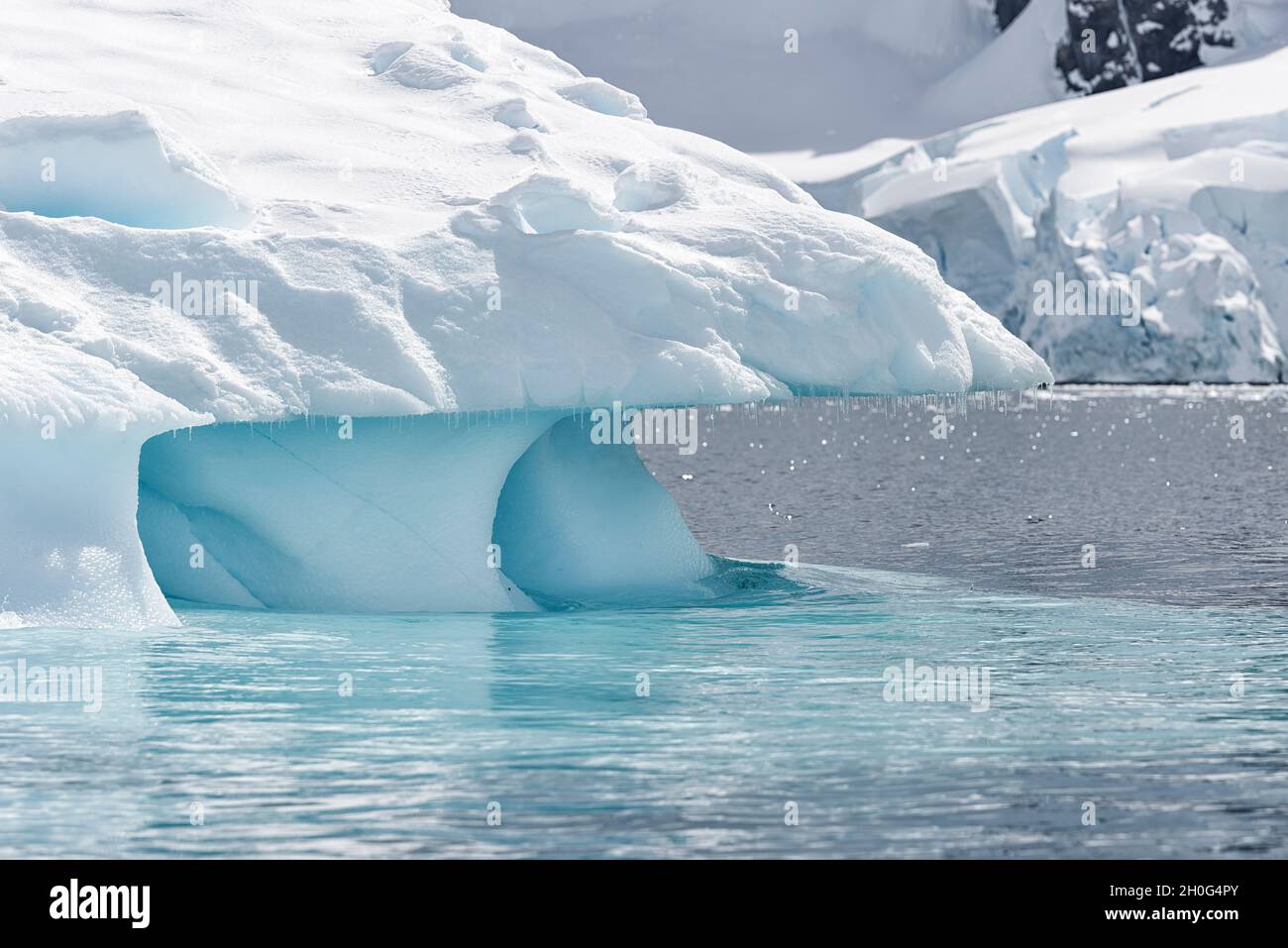 Primo piano di un iceberg sciogliente coperto di neve. Porto Paradiso, Grahamland, Antartide Foto Stock