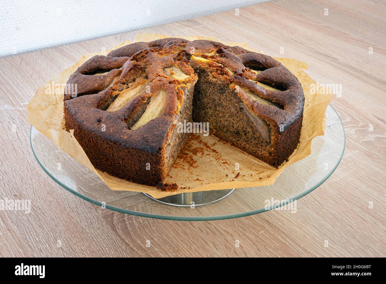 Torta fatta in casa di pere e noci macinate Foto Stock
