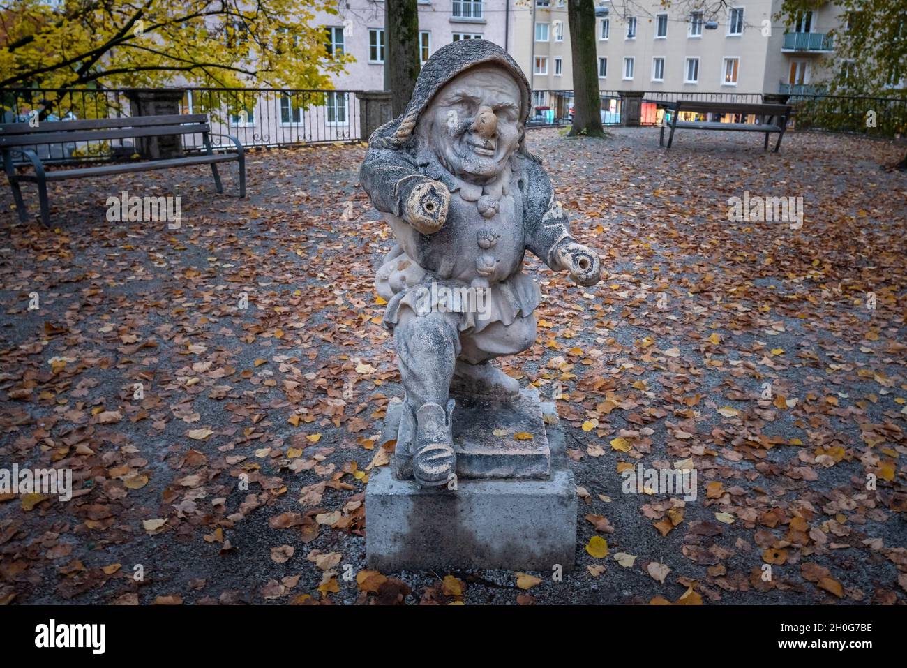 Giardino nana (Zwergerlgarten) - Duellist nana con cappello a sacco di paglia - statua del XVII secolo - Salisburgo, Austria Foto Stock