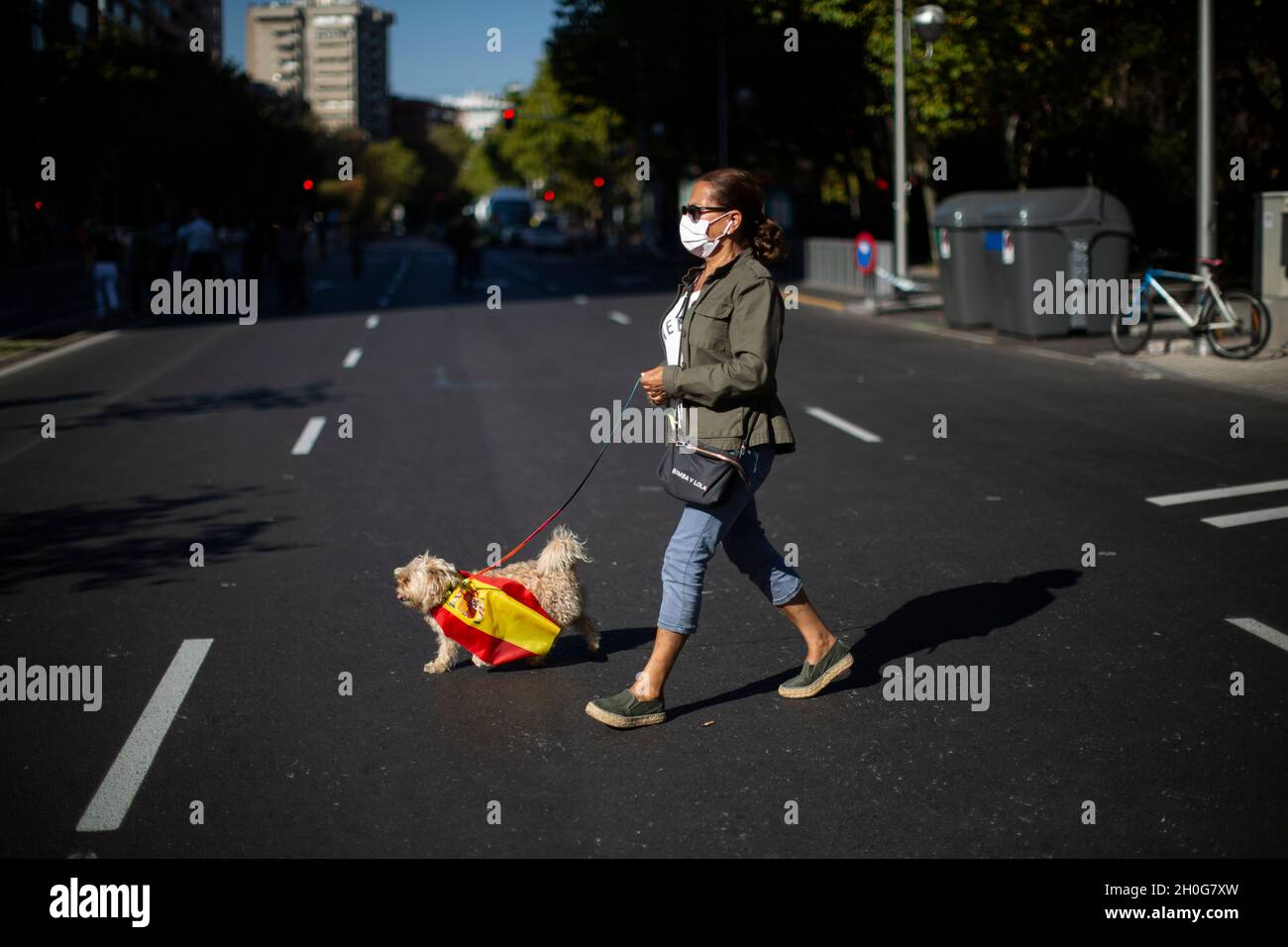 Madrid, Spagna. 12 ottobre 2021. Una donna cammina con il suo cane durante la celebrazione della festa nazionale di Spain.Spain celebra la sua festa nazionale così come la commemorazione dell'arrivo di Cristoforo Colombo al nuovo mondo. Quest'anno i miglioramenti sanitari hanno permesso di riprendere la tradizionale sfilata delle forze armate di Madrid. (Foto di Luis Soto/SOPA Images/Sipa USA) Credit: Sipa USA/Alamy Live News Foto Stock