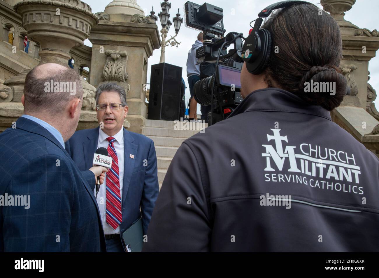 Lansing, Michigan, Stati Uniti. 12 ottobre 2021. Un equipaggio televisivo della Chiesa cattolica conservatrice ha intervistato Matt DePerno, un candidato approvato da Trump per il procuratore generale del Michigan. DePerno stava parlando ad un raduno presso il Michigan state Capitol chiedendo un 'controllo forense' dei risultati delle elezioni presidenziali del 2020. L’ex presidente Trump accusa che la frode agli elettori sia stata la ragione per cui ha perso le elezioni nel Michigan con più di 150,000 voti. Credit: Jim West/Alamy Live News Foto Stock