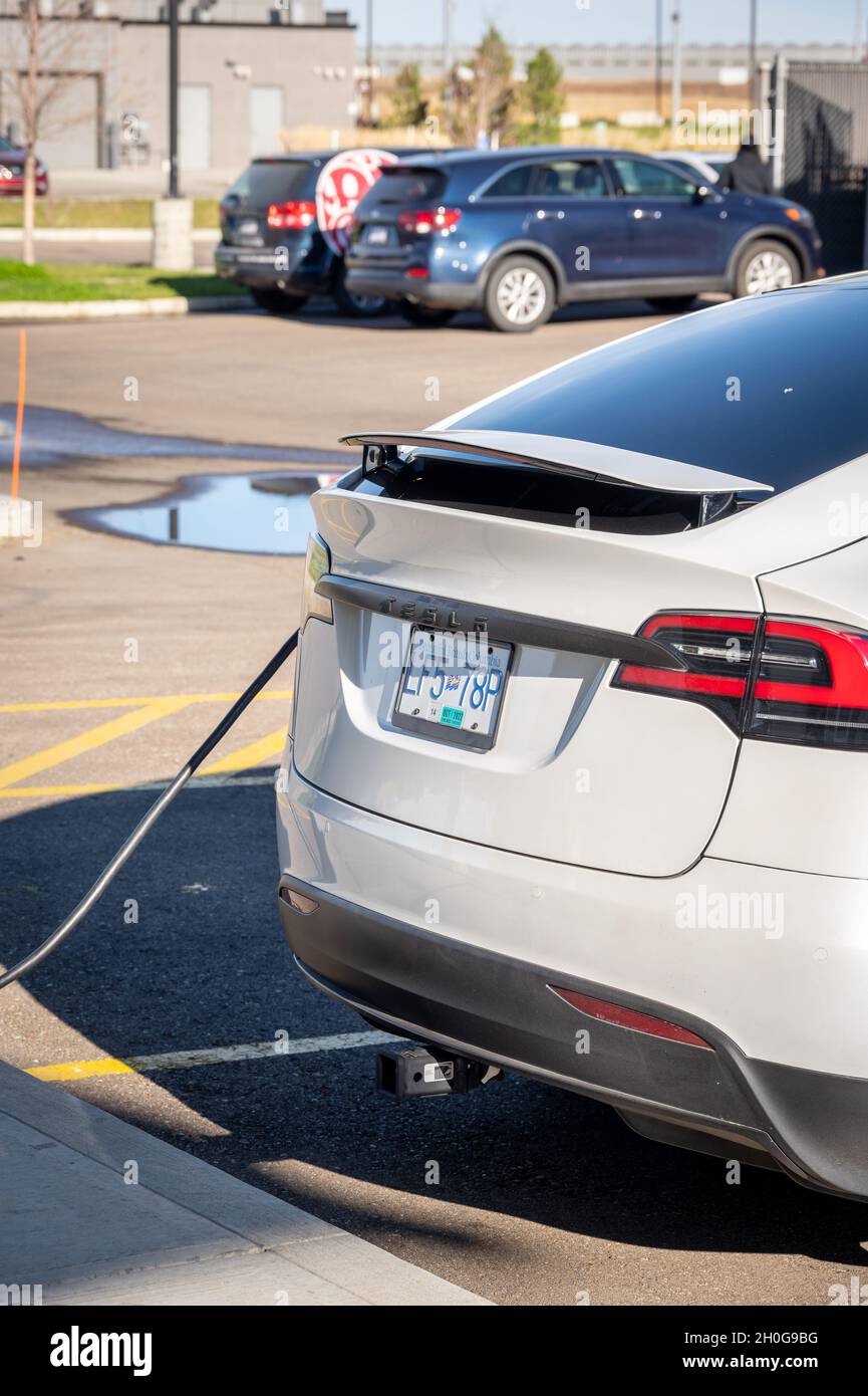 Medicine Hat, Alberta - 8 ottobre 2019: L'auto elettrica Tesla Model X viene addebitata presso una stazione di noleggio dell'hotel. Foto Stock