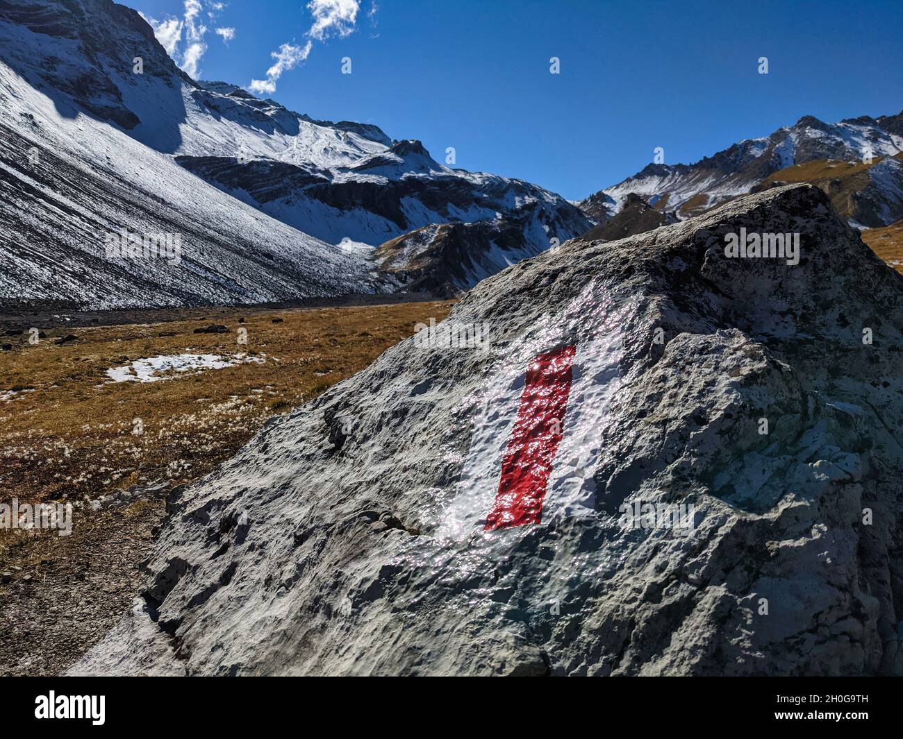 sentiero segno nei grigioni montagne. Sentiero escursionistico svizzero, rosso e bianco. Sentiero escursionistico in montagna. Ora di autunno Foto Stock