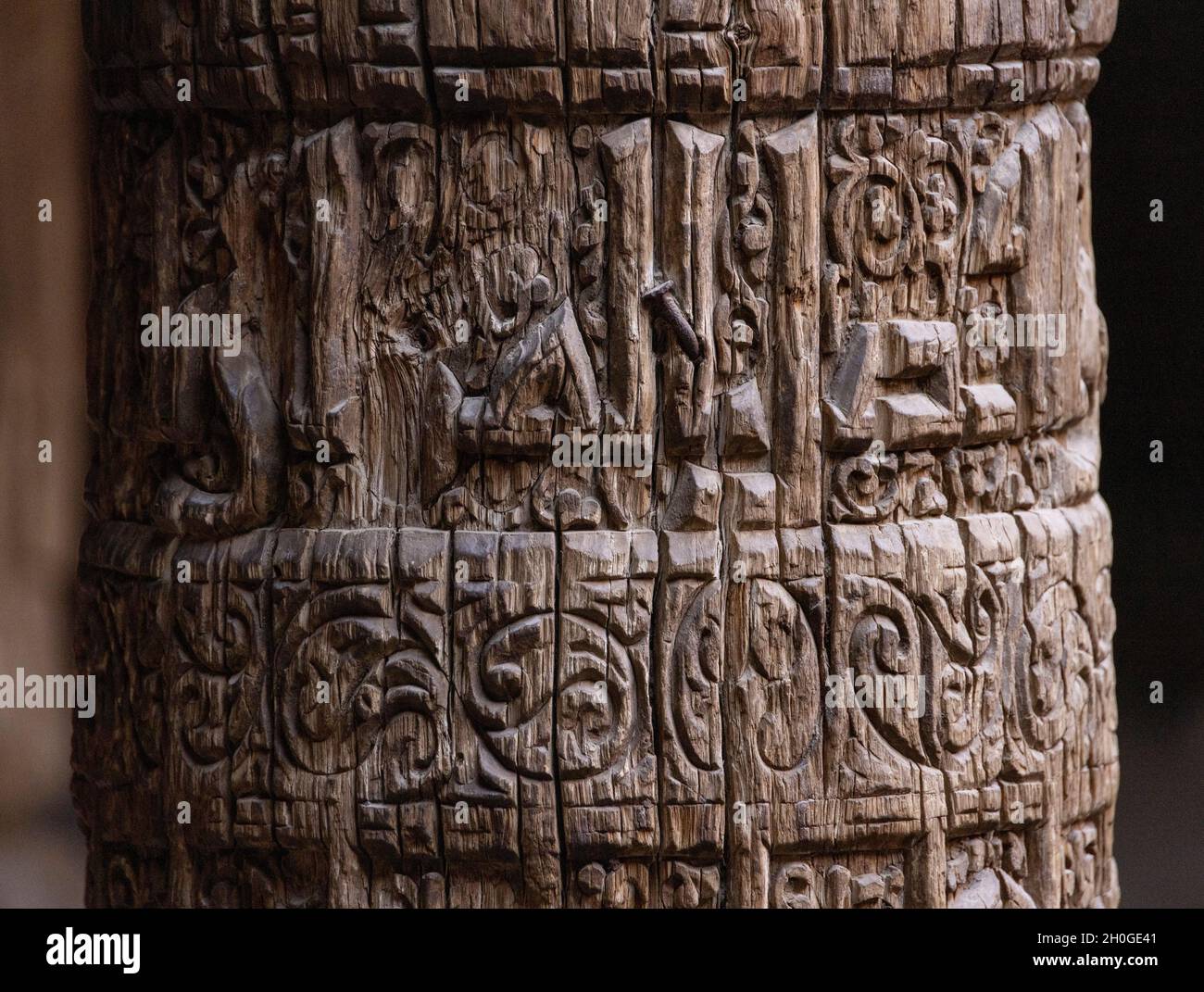 Particolare della colonna di legno del 12 ° secolo dalla moschea del venerdì di Khiva, Uzbekistan Foto Stock