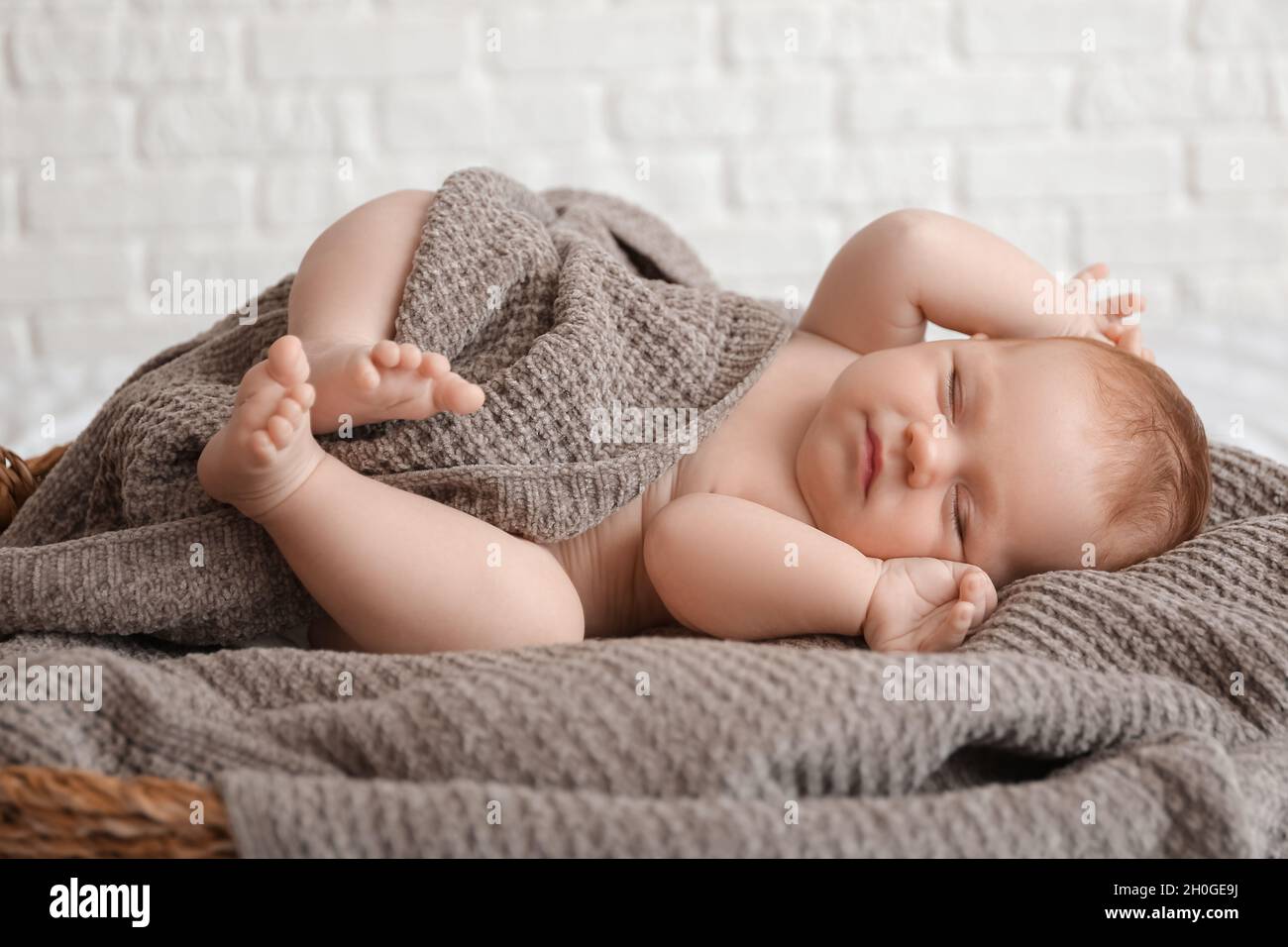 Piccolo bambino che dorme a letto Foto Stock