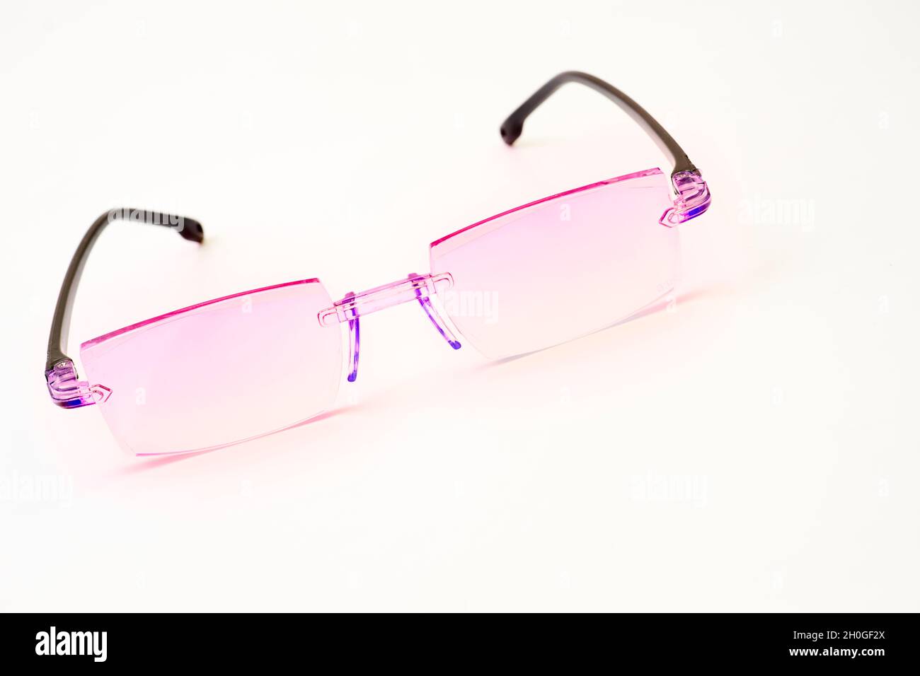 Occhiali rosa per la visione su sfondo bianco Foto Stock