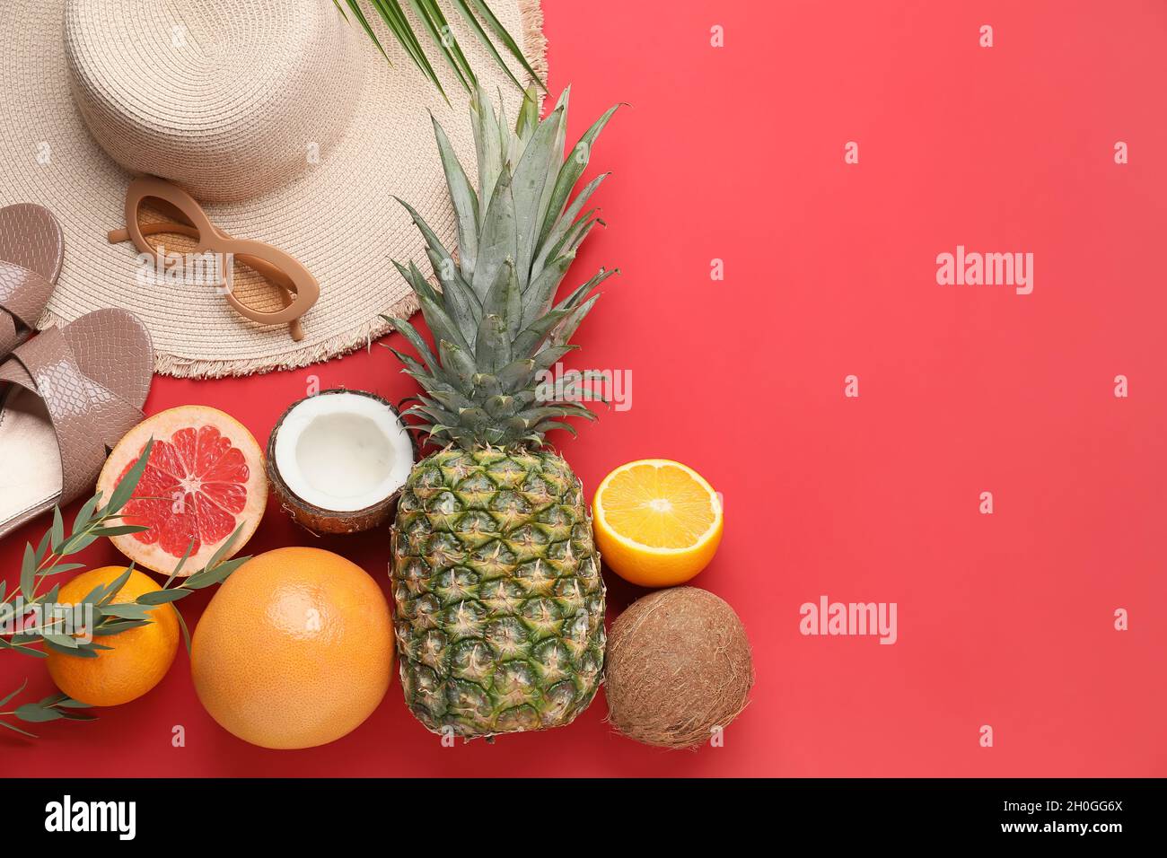 Composizione con accessori femminili e frutta su sfondo colorato, primo piano Foto Stock