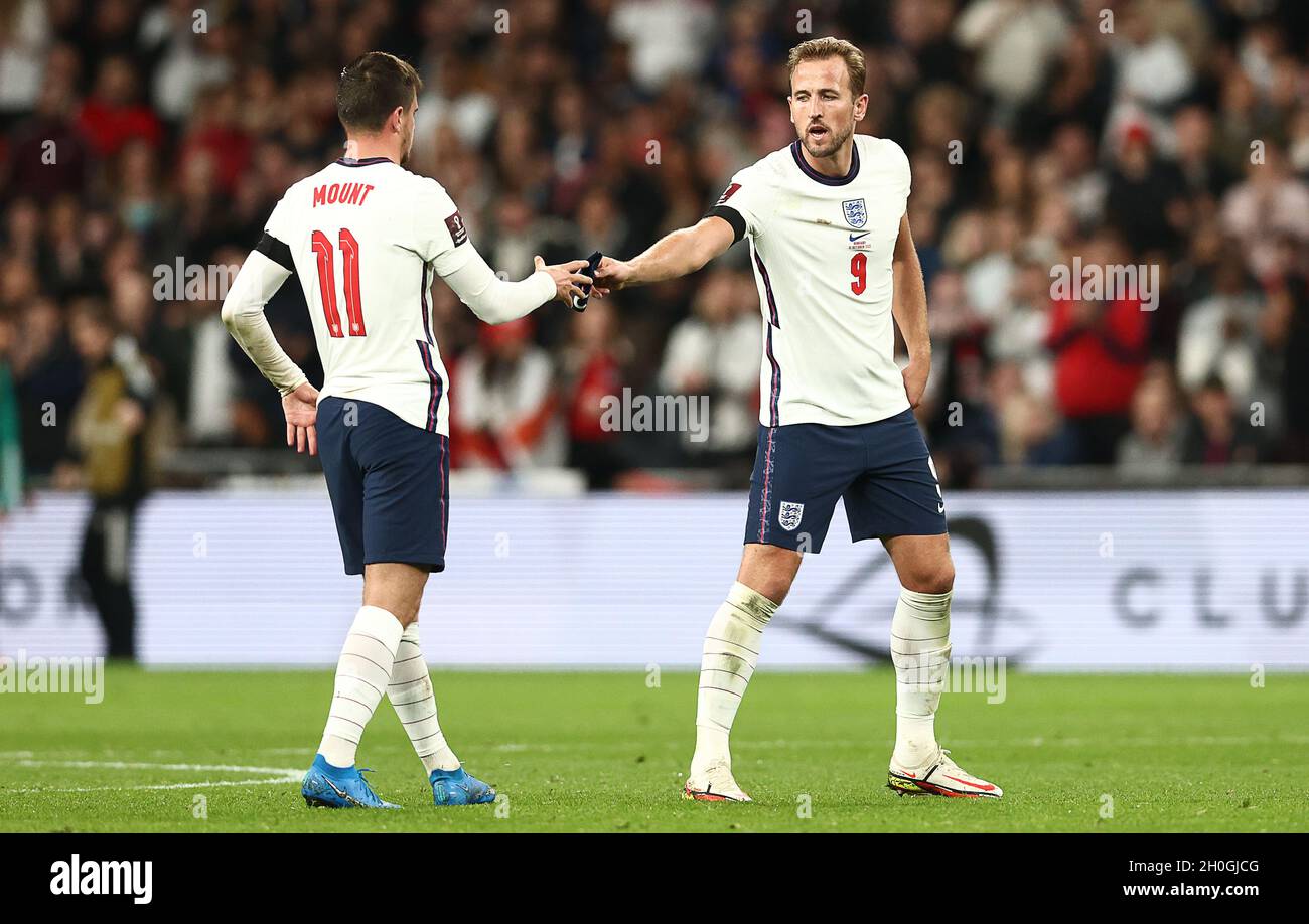 Londra, Inghilterra, 12 ottobre 2021. Harry Kane d'Inghilterra consegna la fascia dei capitani a Mason Mount prima di essere sostituito durante la partita di qualificazione della Coppa del mondo FIFA al Wembley Stadium di Londra. Il credito d'immagine dovrebbe essere: David Klein / Sportimage Foto Stock