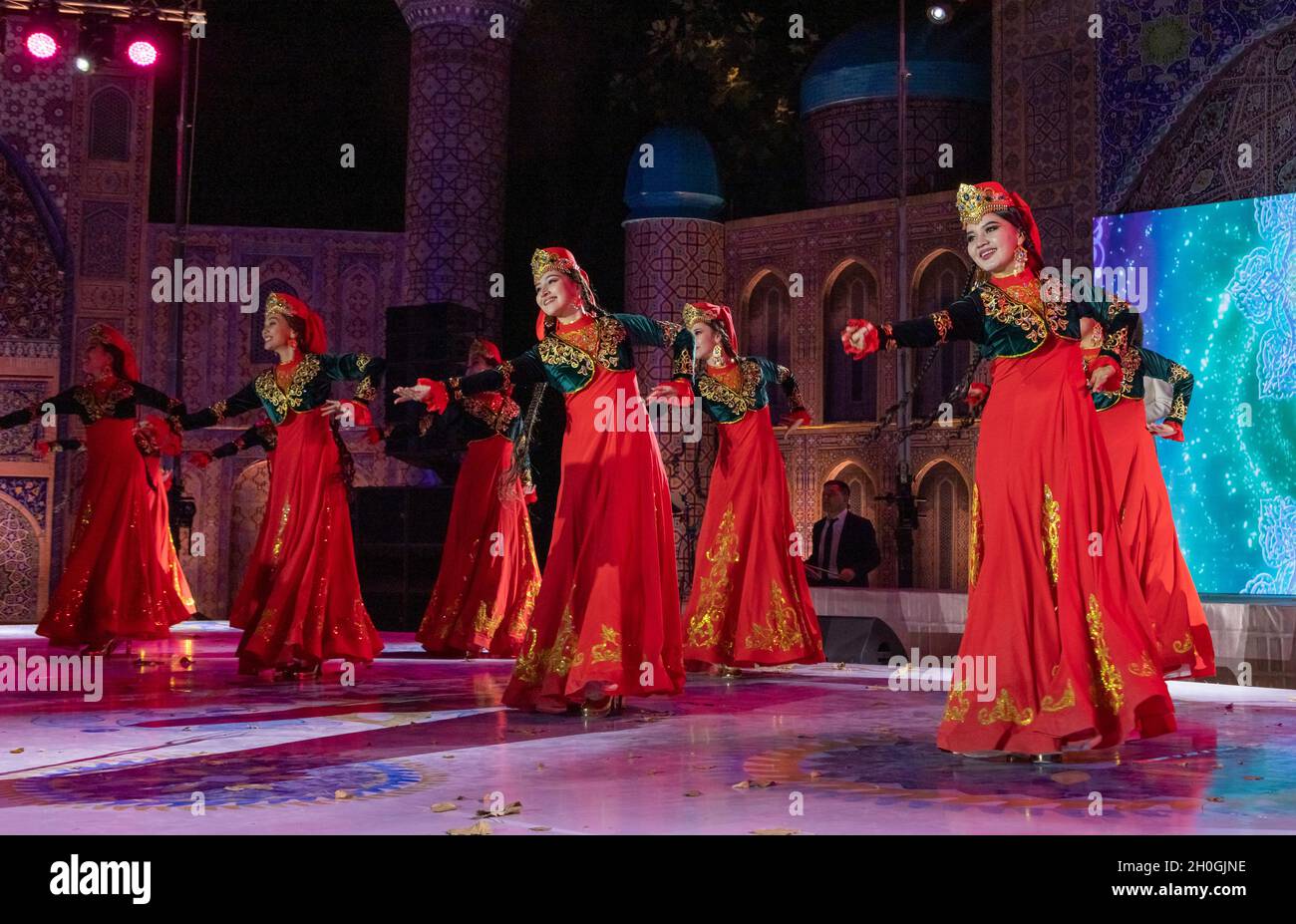 Ballerini femminili che si esibiscono in danze tradizionali per delegati di conferenze internazionali in una cena di gala, Tashkent, Uzbekistan Foto Stock