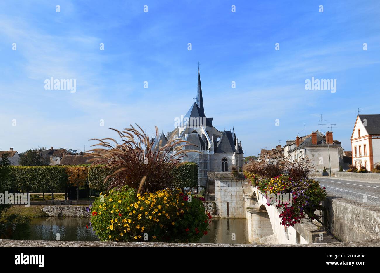 La vista della chiesa di Saint Jean-Baptiste che domina il Loing. La sua architettura è esaltata dall'eleganza dei suoi tetti in ardesia. Nemors. Francia. Foto Stock