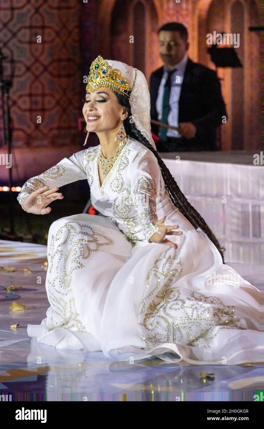 Ballerina femminile che si esibisce in danza tradizionale per i delegati di una conferenza internazionale in una cena di gala, Tashkent, Uzbekistan Foto Stock