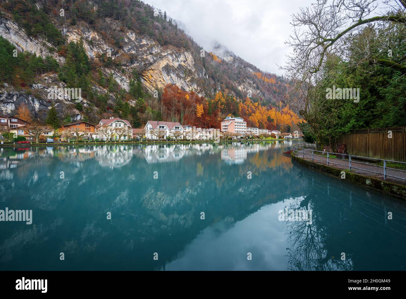 Acque turchesi del fiume Aare con colori autunnali - Interlaken, Svizzera Foto Stock