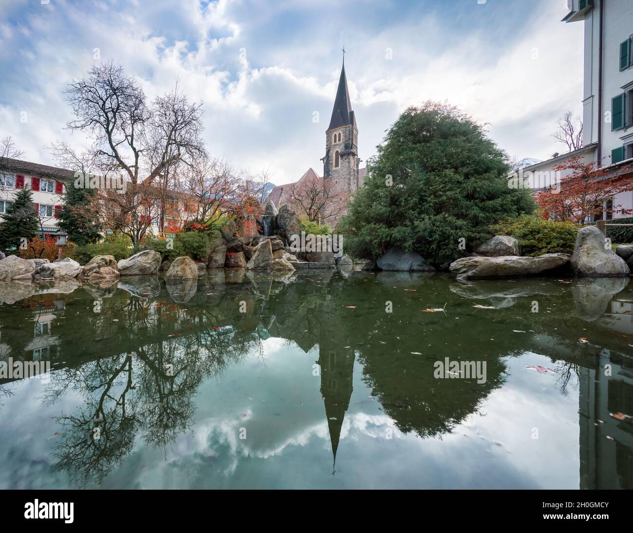 Giardino Giapponese e Chiesa Cattolica di San Giuseppe - Interlaken, Svizzera Foto Stock